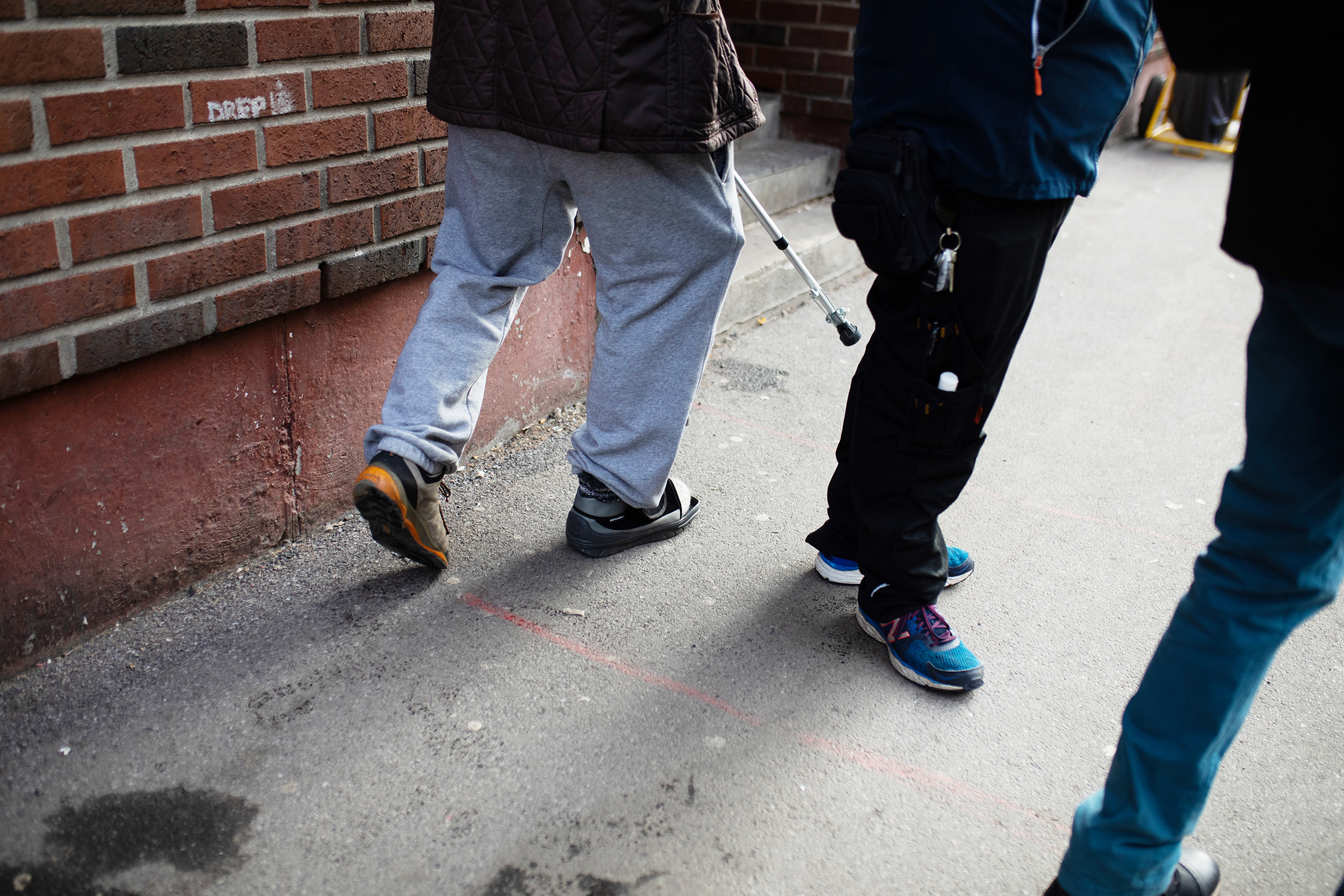 Alan snakker med en dame i rød jakke, som han har blitt kjent med på Fyrlyset (bilde t-v.) To menn går på gaten, bildet er kuttet slik at mennene er anonyme.