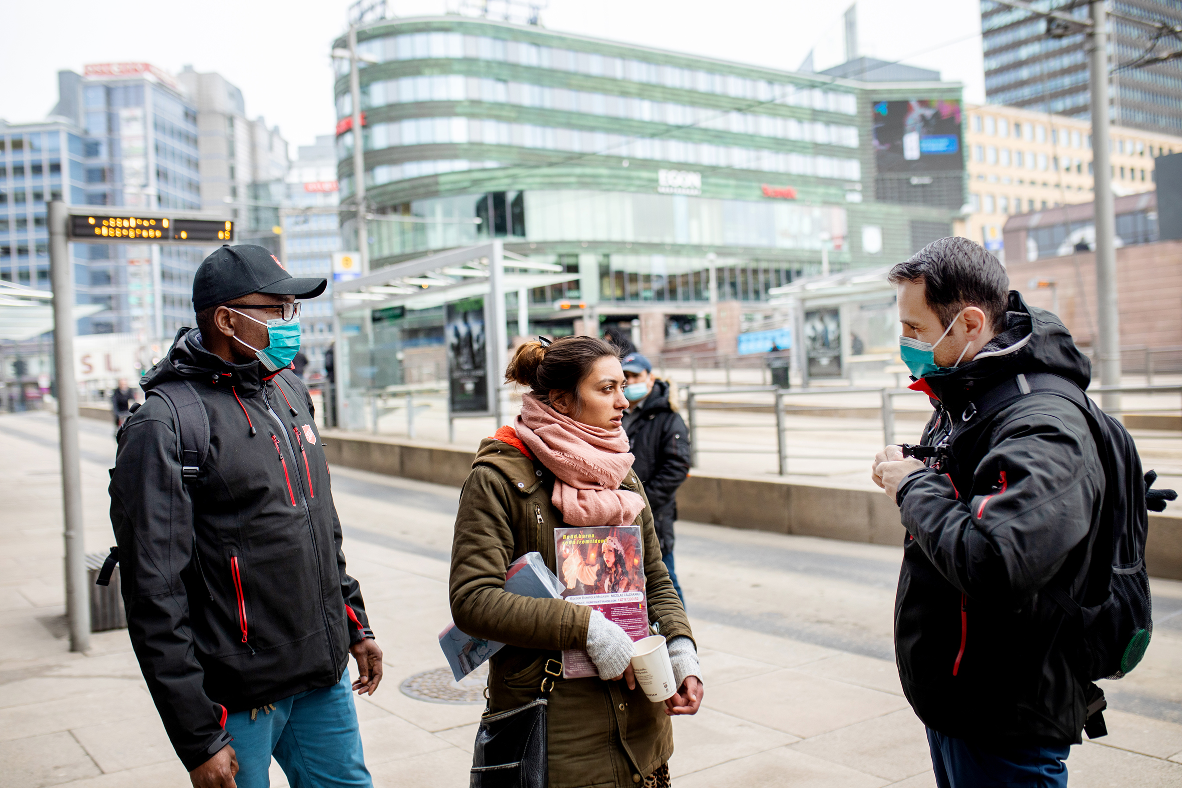 Miljøterapeutene Alan og Gabi i samtale med Cassandra utenfor Oslo S