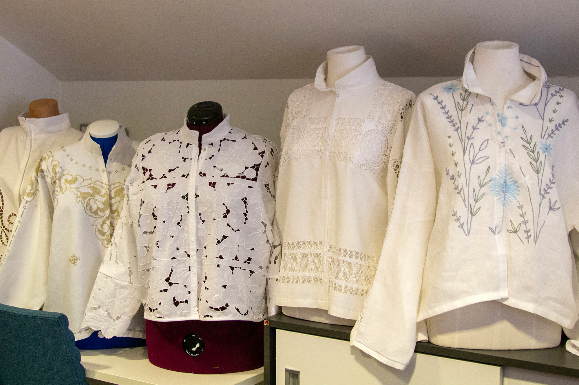 Foto: Fire blondebluser står utstilt på rad.