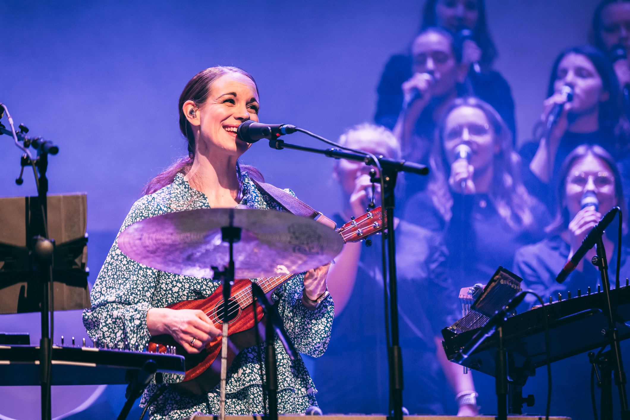 En annen kvinne spiller på et bittelite gitarlignende instrument.