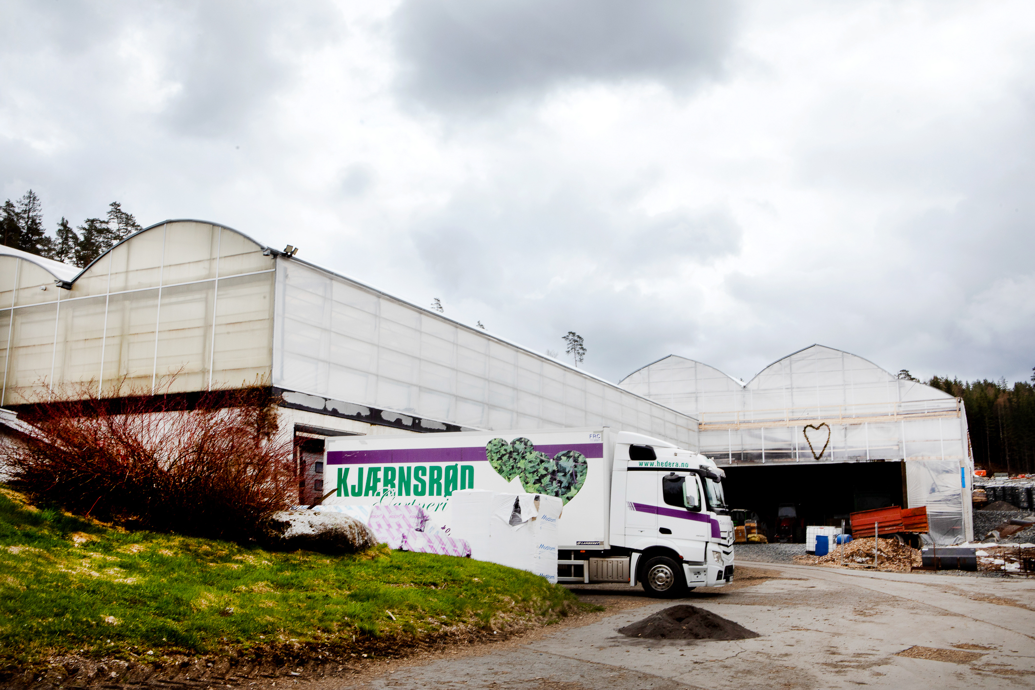 Stor lastebil står parkert inntil gartneriet.