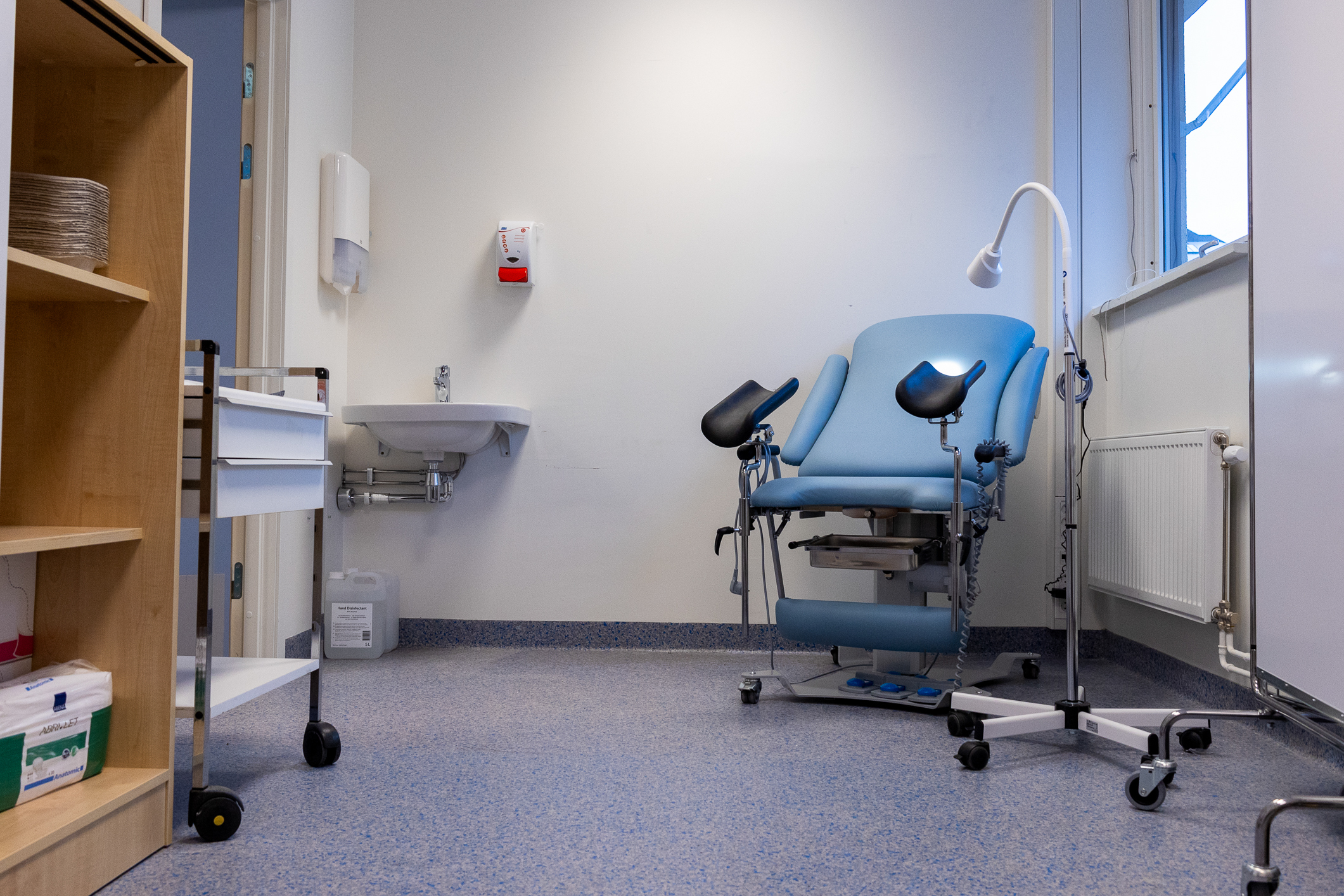 Gynekologstol i et behandlingsrom på institusjon