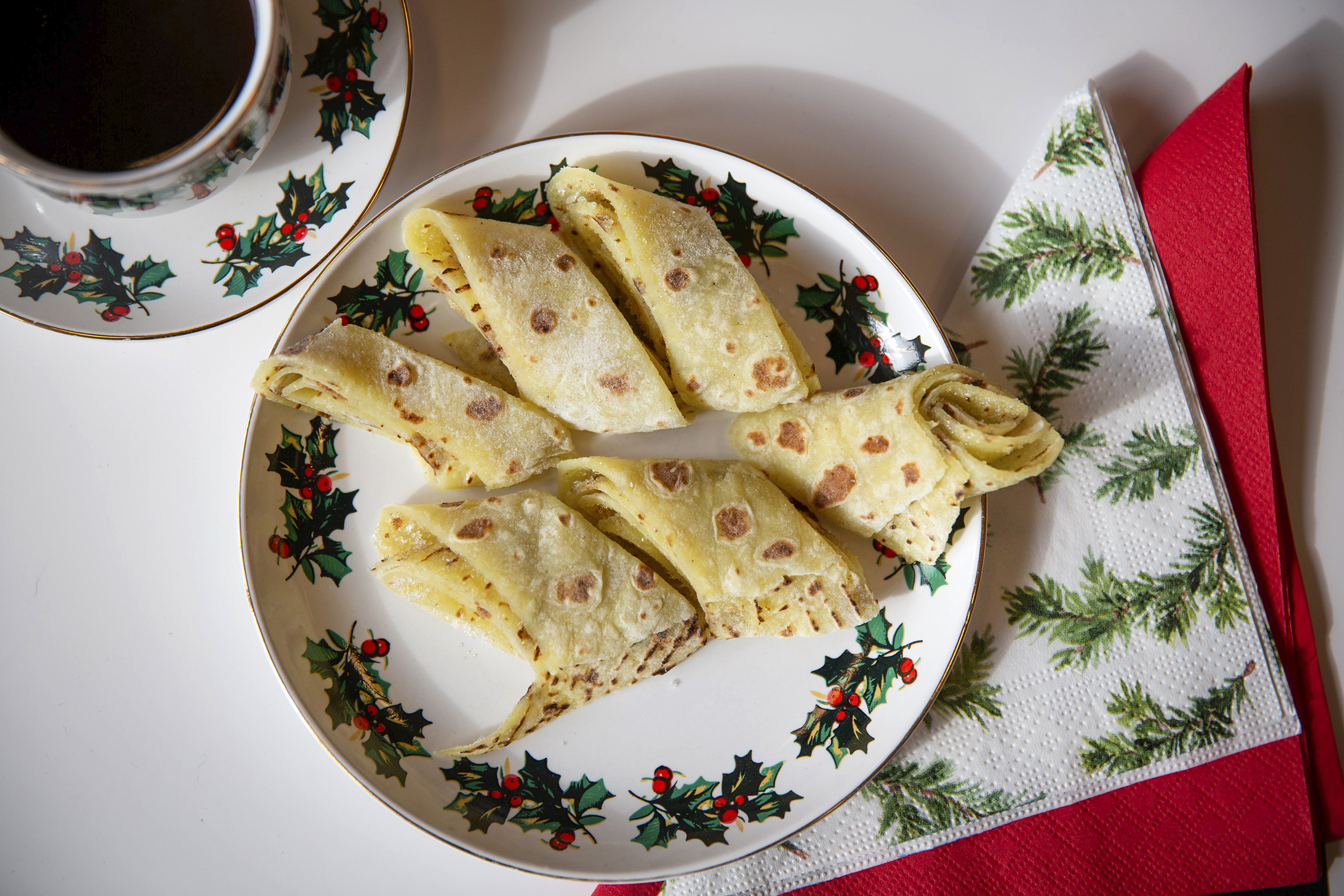 Venstre: En gjeng samlet i stua på PULS. Høyre: fat med nystekte lefser på julepyntet bord.