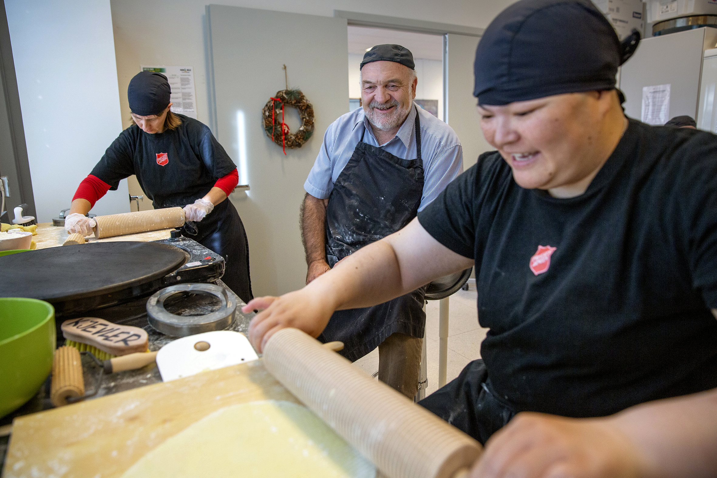 Til venstre: 3 personer står og baker. Til høyre: nærfoto av ei lefse