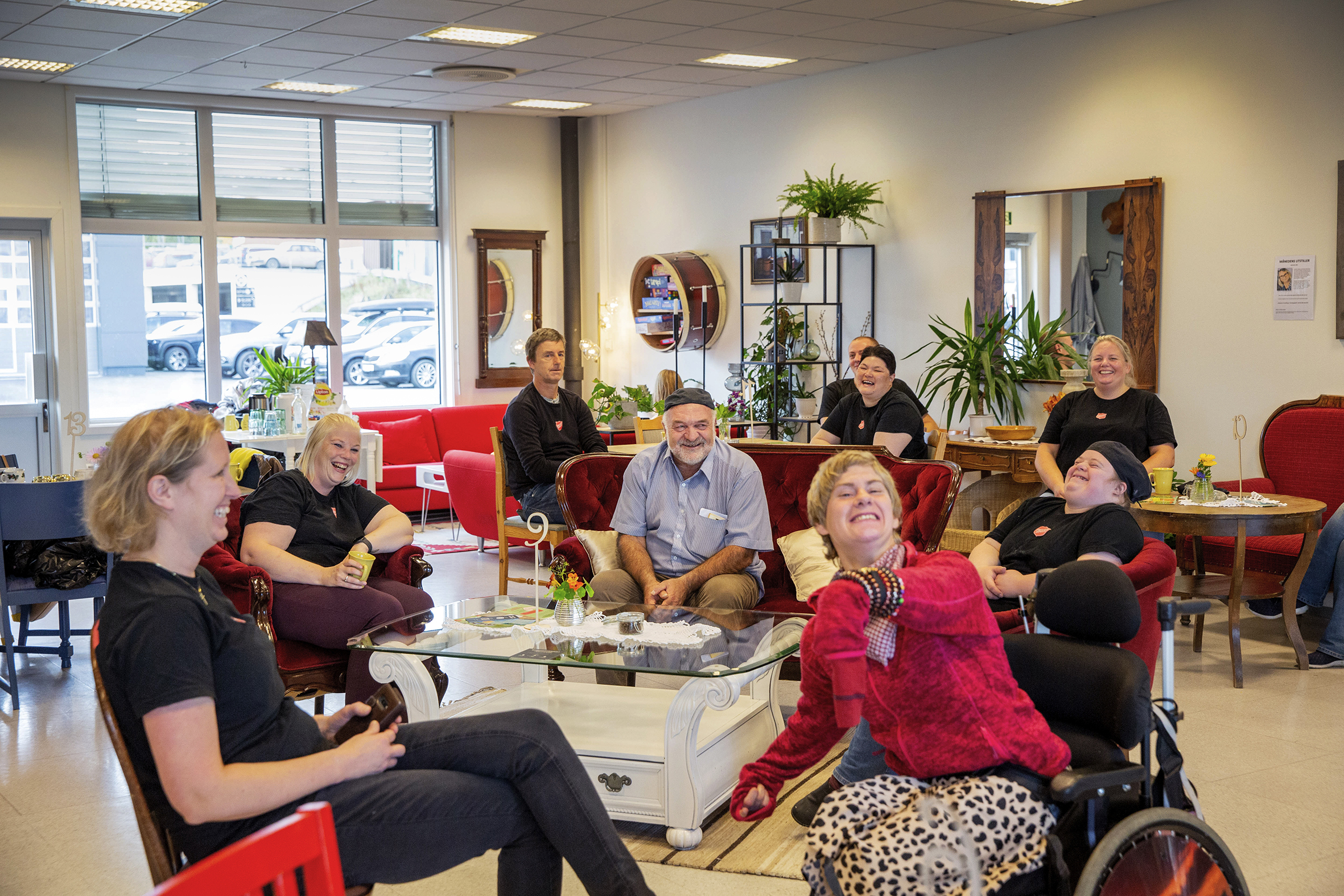 Venstre: En gjeng samlet i stua på PULS. Høyre: fat med nystekte lefser på julepyntet bord.