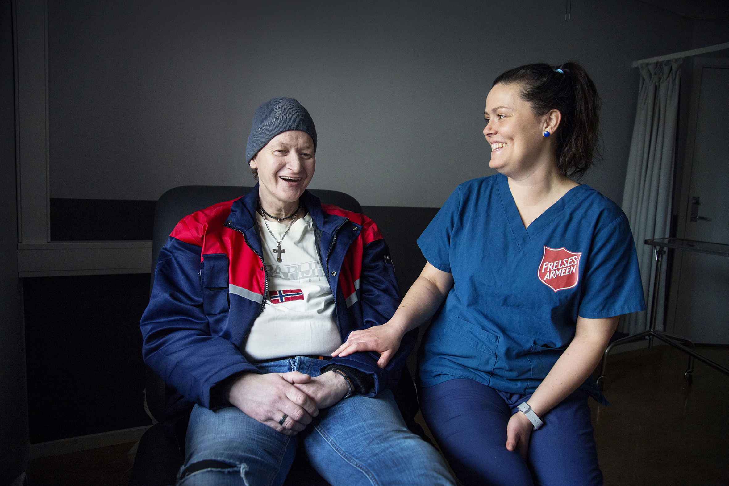 Sykepleier på Feltpleien Grete Ødegård sitter sammen med en besøkende