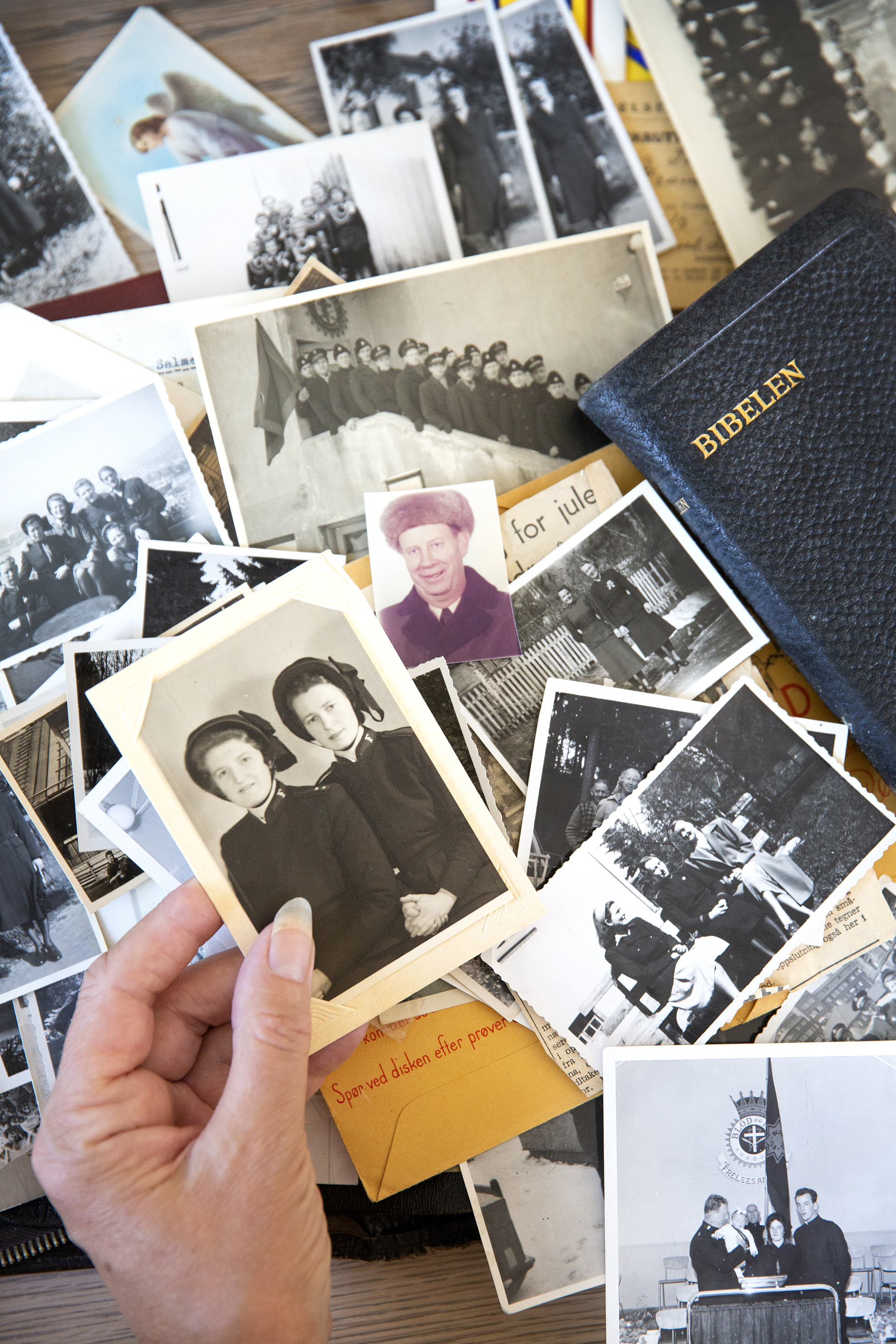 Gullaug Pless ser på gamle bilder fra barndommen