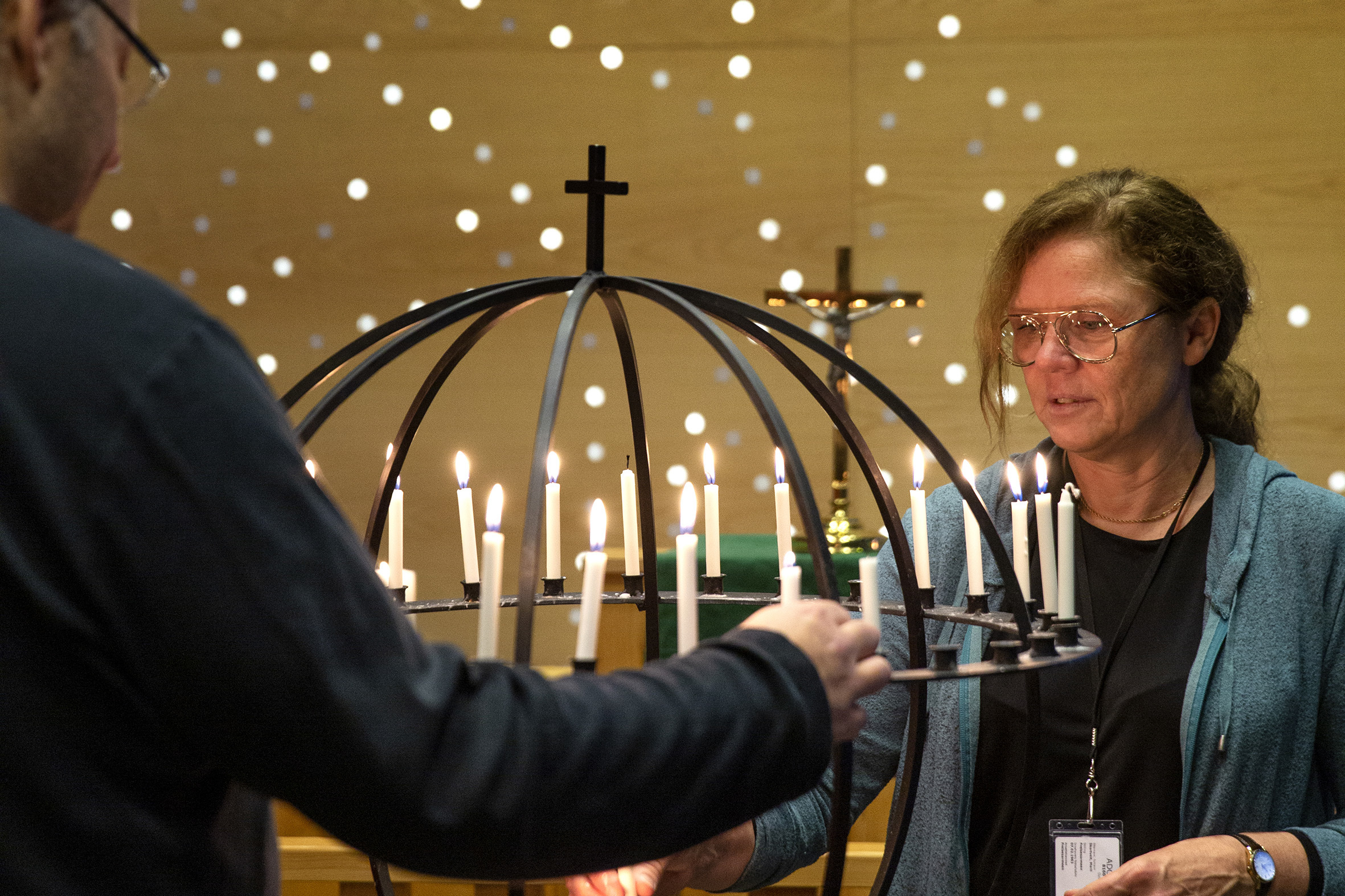 Major Marit Skartveit i Frelsesarmeen tenner lys sammen med deltakerne på retreaten