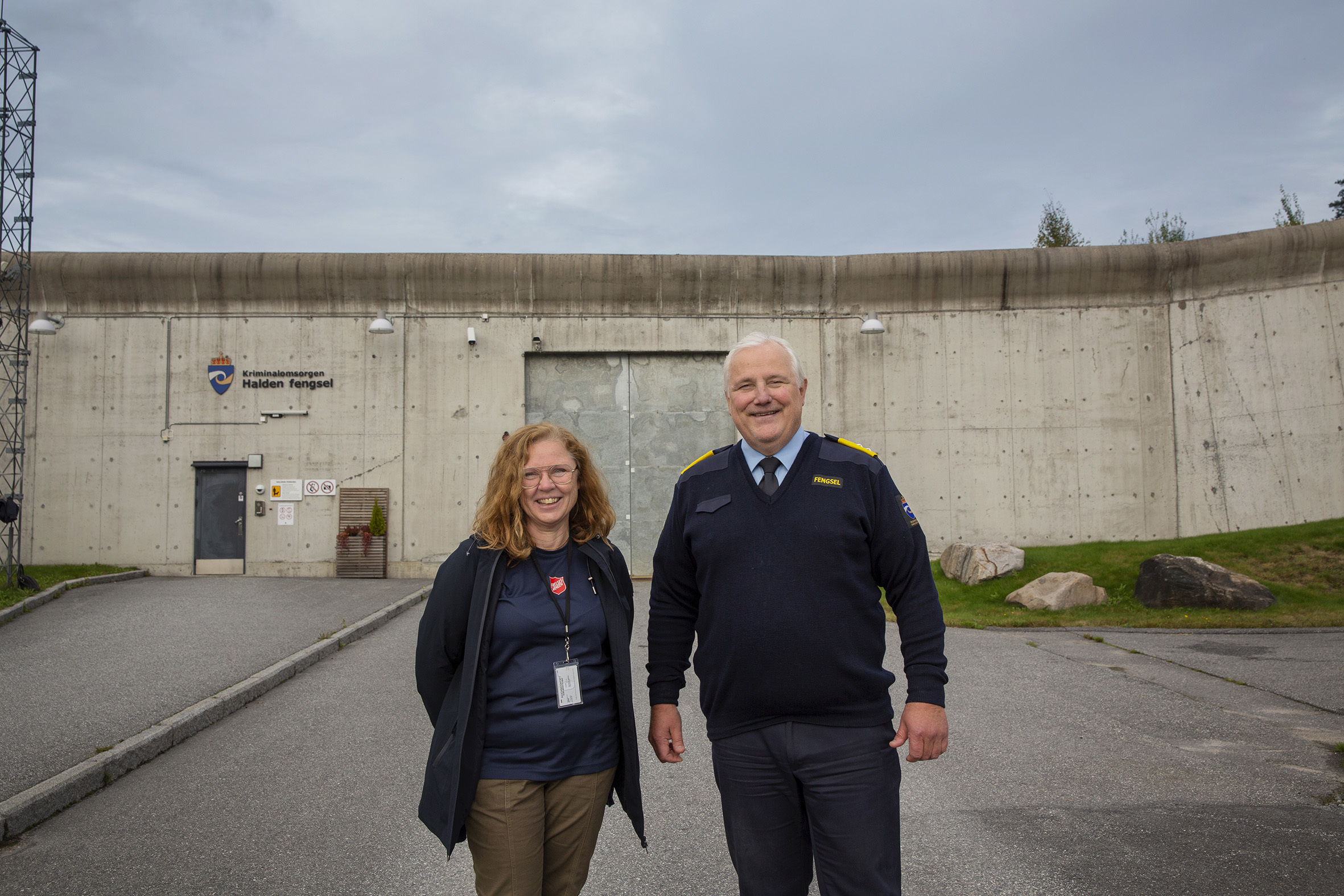 Leder av Halden fengsel, Are Høidal og major Marit Skartveit fra Frelsesarmeen står sammen innenfor de bastante murene i Halden fengsel.