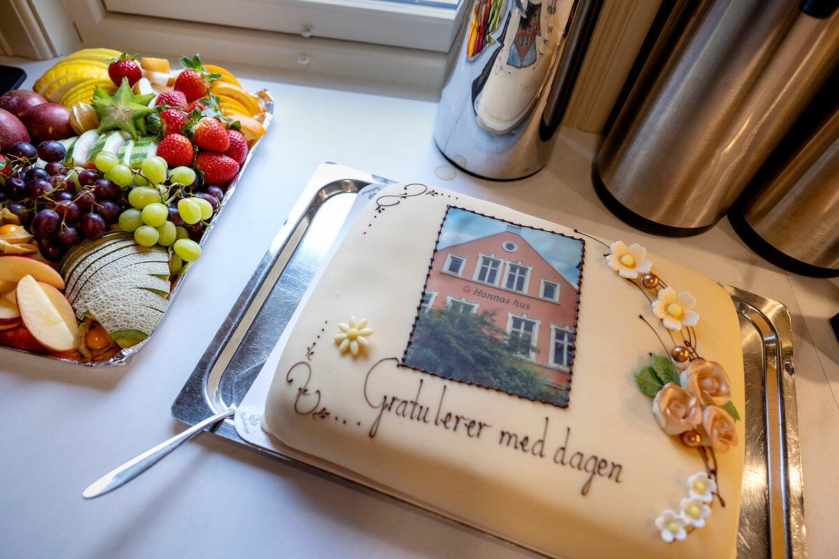 Foto: To bilder etter hverandre, der det første viser glass oppstilte glass med cider og jordbær på kanten. Det andre viser en uåpnet, firkantet bløtkake med et foto utenpå.