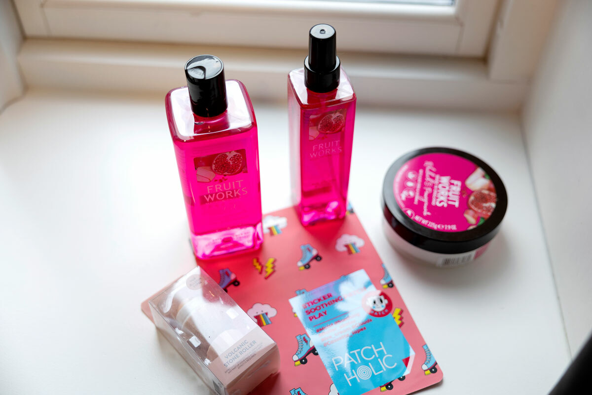 Foto: To bilder etter hverandre, der det første viser en enkel, oppredd seng i en svalt, gråblått rom. I vinduskarmen står noen produkter. På det neste bildet ser vi disse tydelig, for det er zoomet inn på dem.