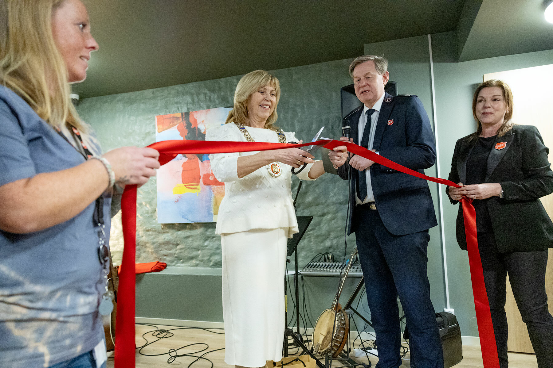 Foto: To bilder etter hverandre, det første før en rød snor blir klippet og det andre like etter.