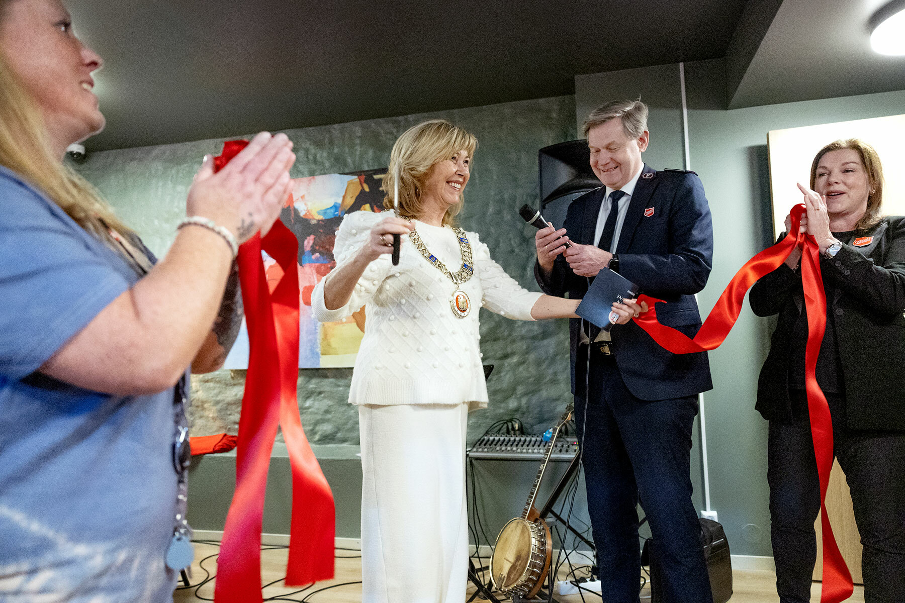 Foto: To bilder etter hverandre, det første før en rød snor blir klippet og det andre like etter.