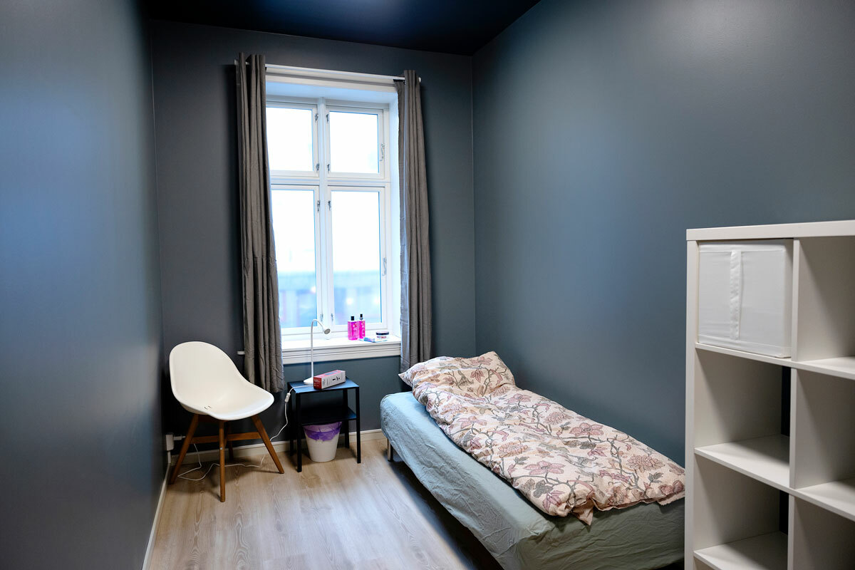 Foto: To bilder etter hverandre, der det første viser en enkel, oppredd seng i en svalt, gråblått rom. I vinduskarmen står noen produkter. På det neste bildet ser vi disse tydelig, for det er zoomet inn på dem.