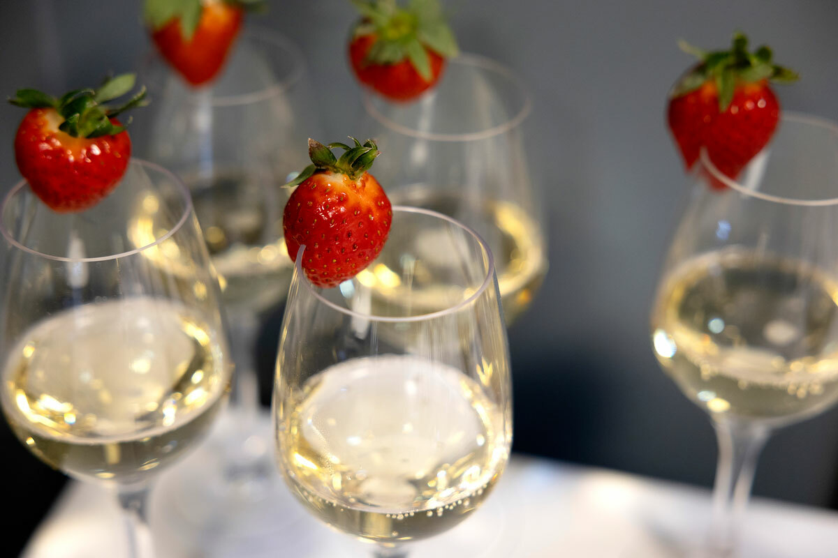 Foto: To bilder etter hverandre, der det første viser glass oppstilte glass med cider og jordbær på kanten. Det andre viser en uåpnet, firkantet bløtkake med et foto utenpå.