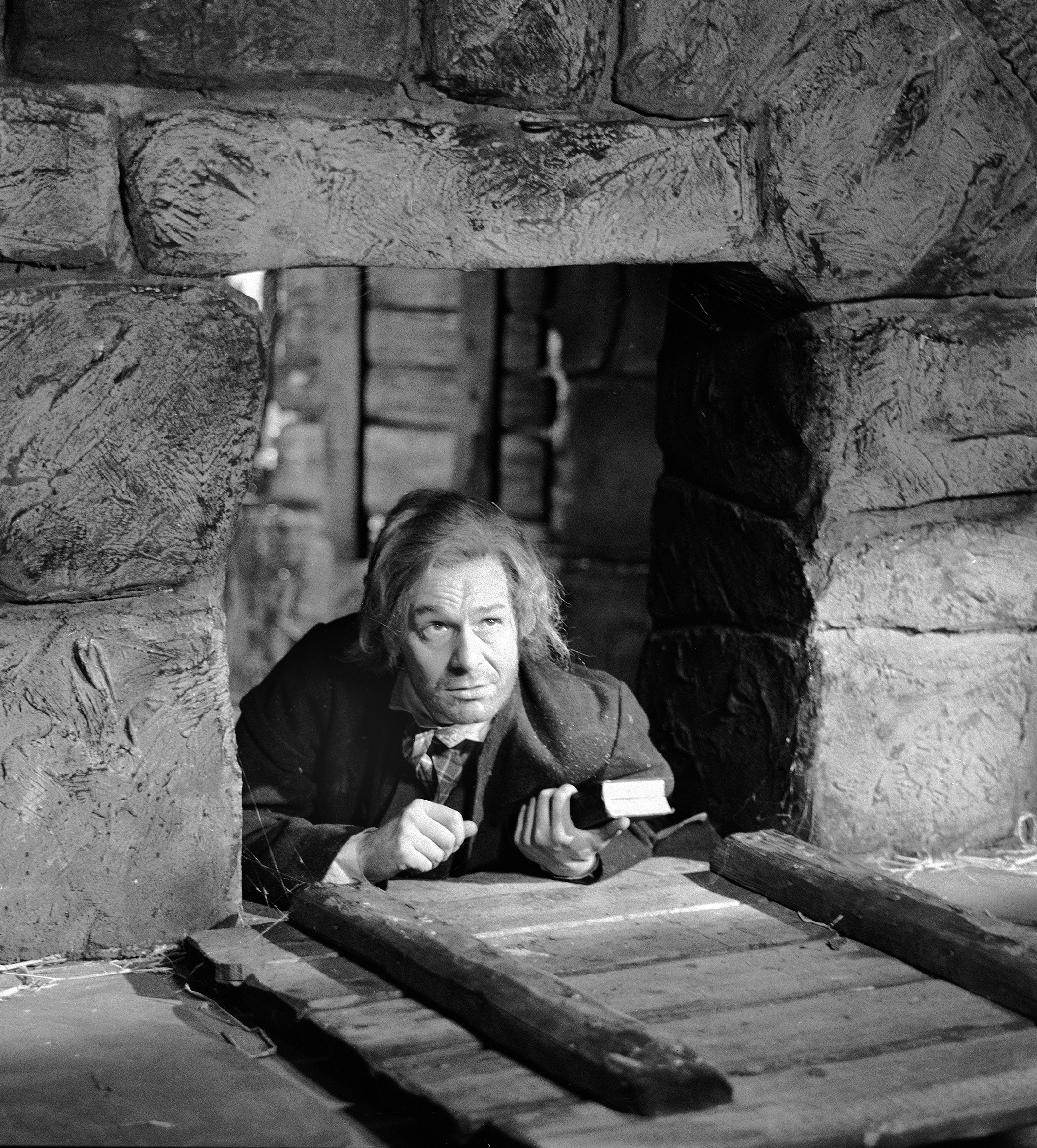 Sort/hvitt biøde fra filmen om Hans Nielsen Hauges liv fra 1960 med Per Sunderland i hovedrollen. Her fra  en scene hvor Hauge sitter i fengsel, han har en bibeli hånden og titter ut fra en luke i veggen.