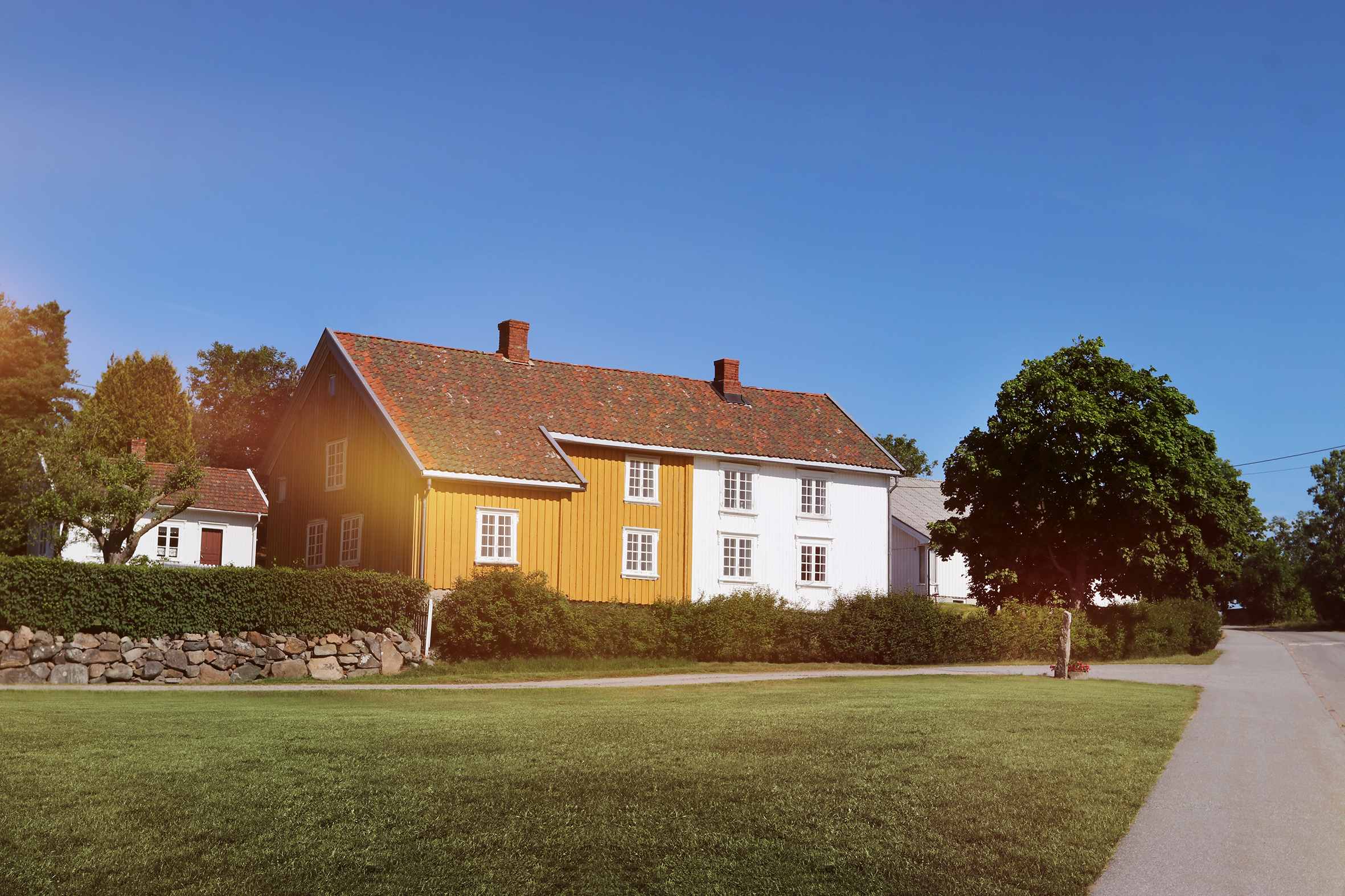 Erhard Hermansen, generalsekretær i Norges Kristne Råd. (Foto: Mette Randem) Bilde nederst:Et gammelt, stort hus på landet, hvor den ene delen er malt gul og den andre hvit. Hans Nielsen Hauges barndomshjem på Rolvsøy. (Foto: Hauge 2021)