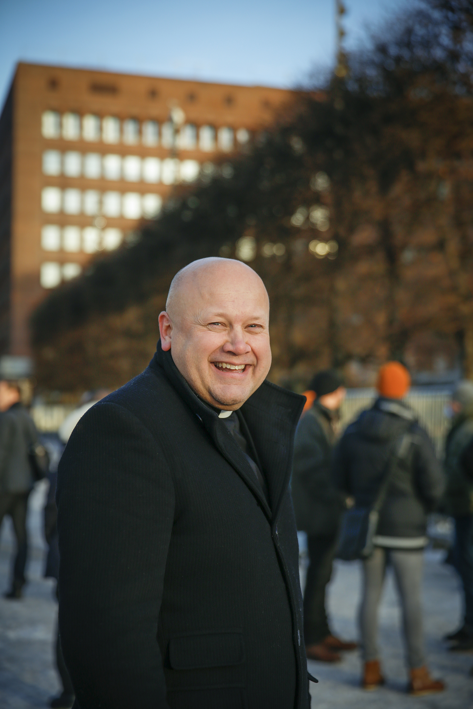 Erhard Hermansen, generalsekretær i Norges Kristne Råd. (Foto: Mette Randem) Bilde nederst:Et gammelt, stort hus på landet, hvor den ene delen er malt gul og den andre hvit. Hans Nielsen Hauges barndomshjem på Rolvsøy. (Foto: Hauge 2021)
