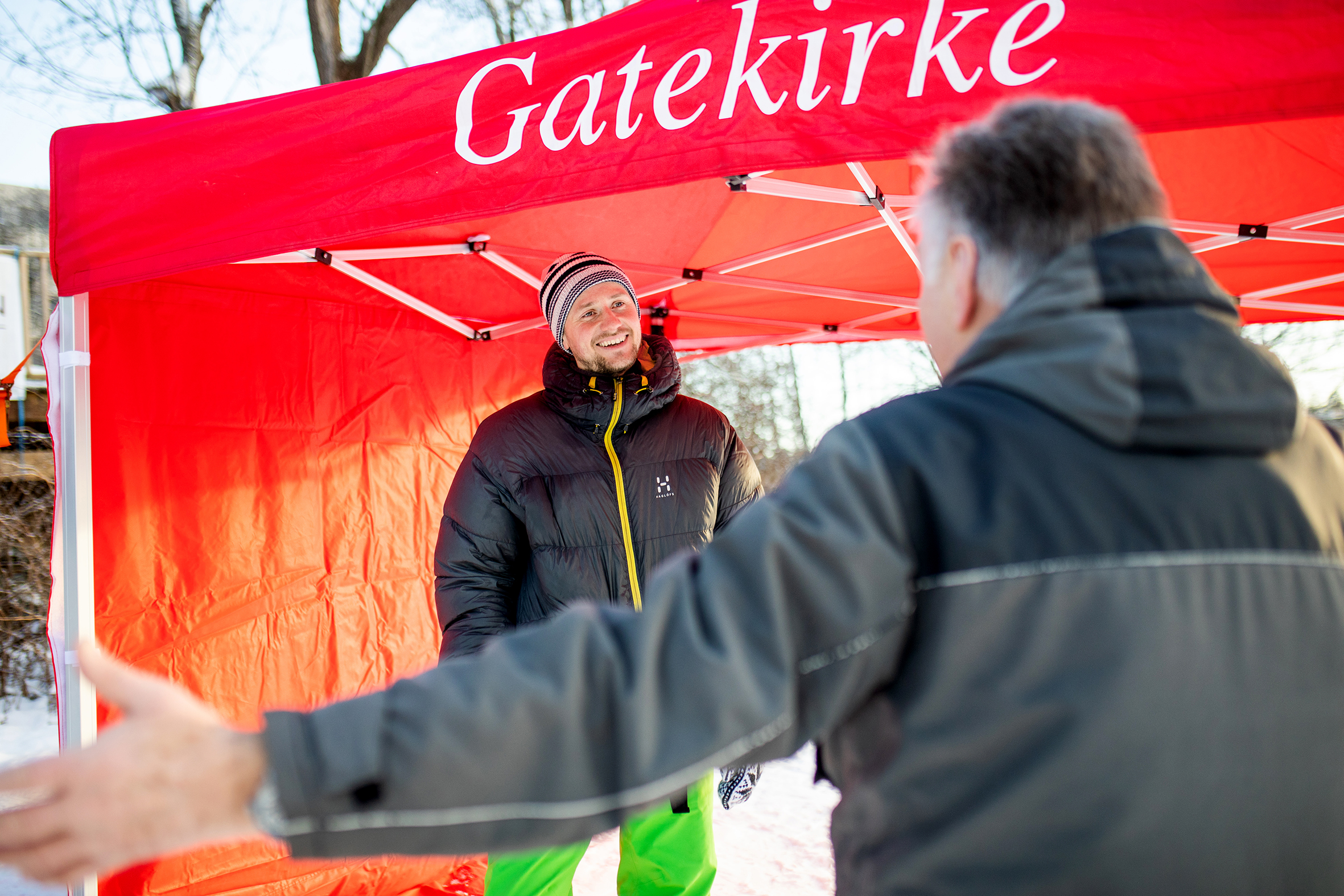 I Frelsesarmeen teltet på toppen av bakken kan man få en god prat og