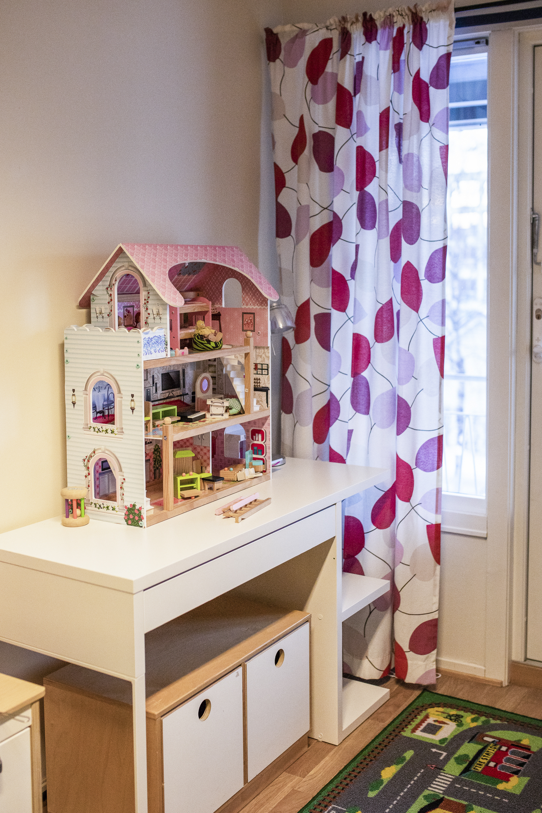 Lekerom med dukkehus