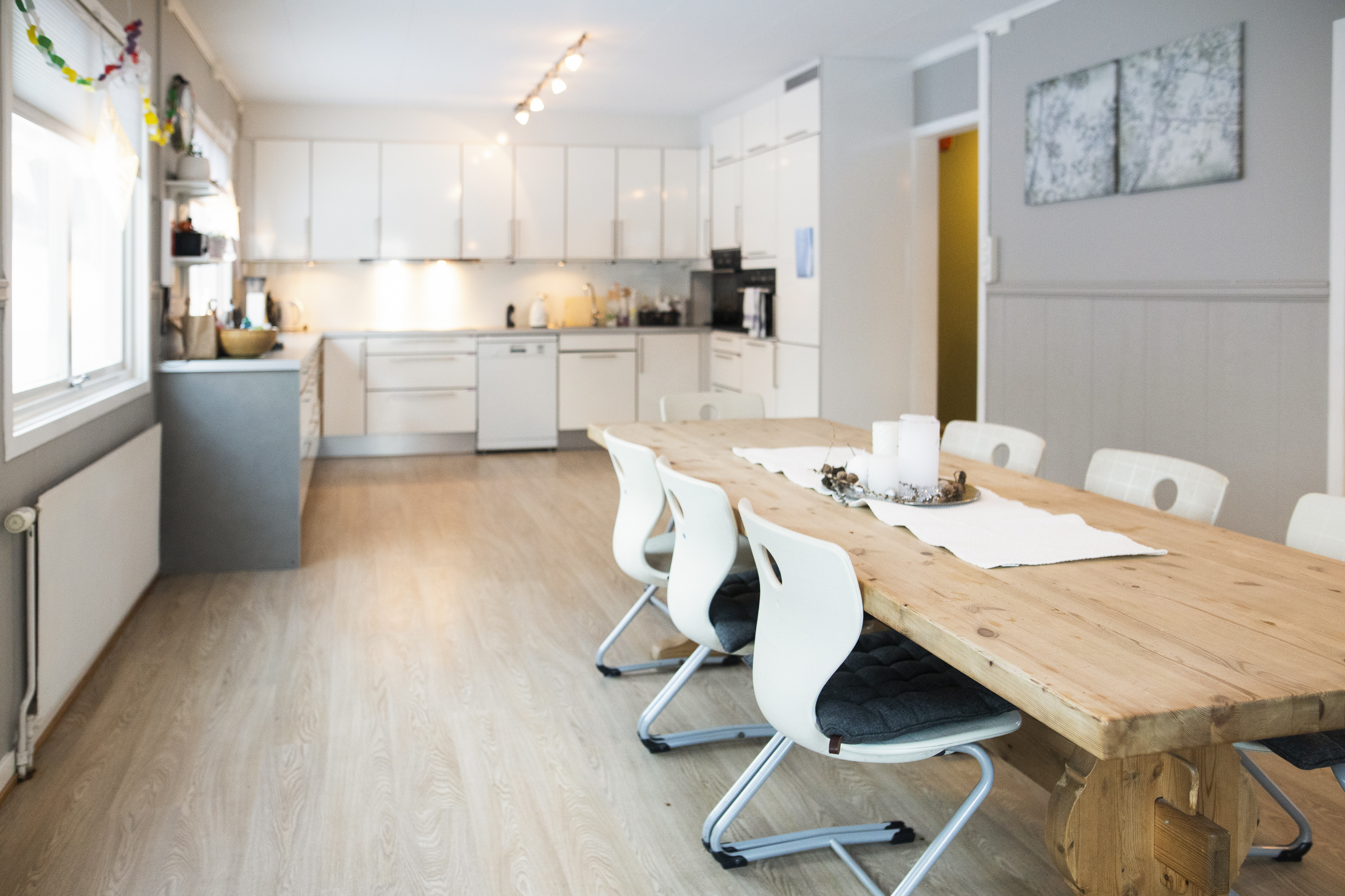 Kjøkkenet på Hegglia med et langbord med plass til mange.