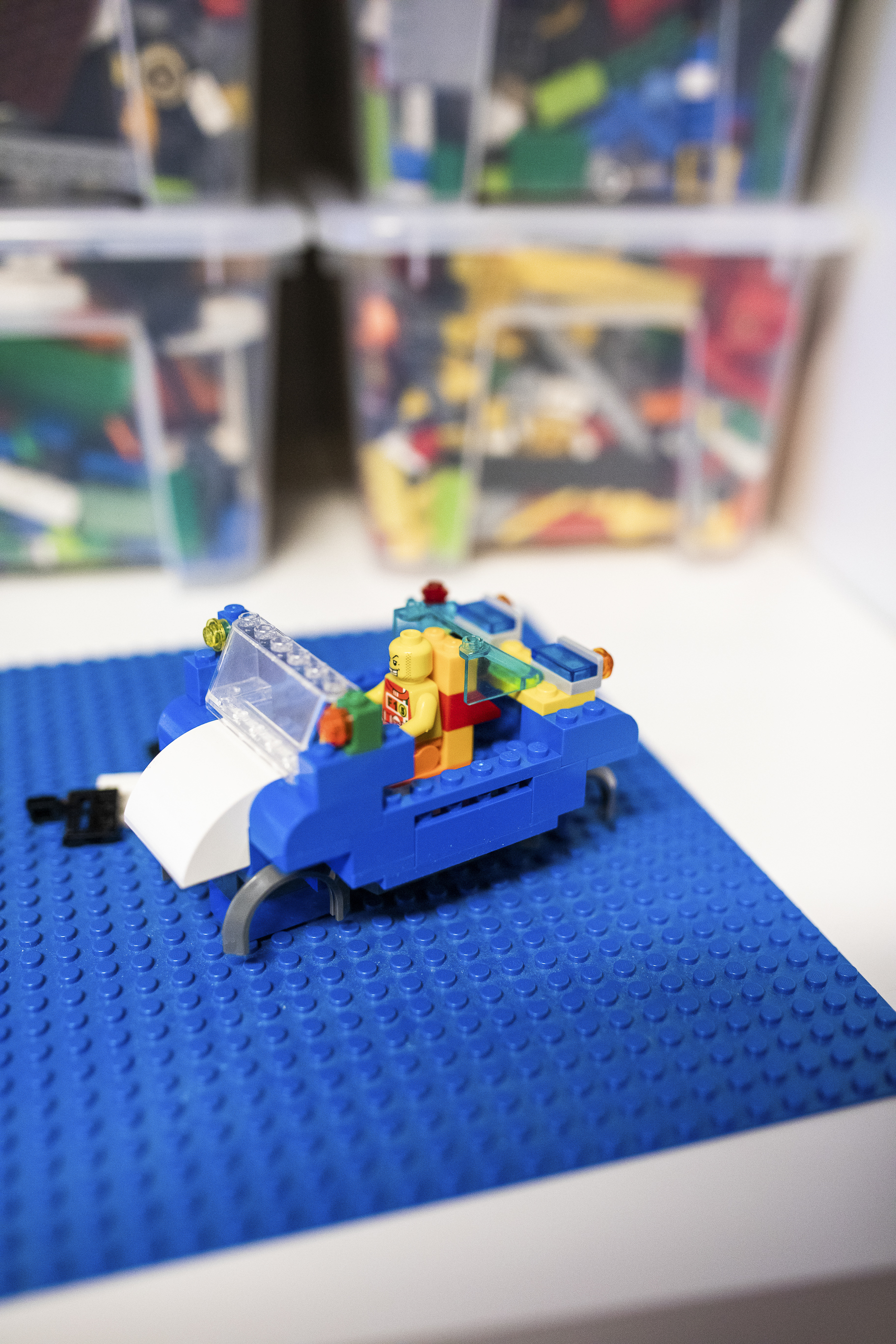 Kasser med lego står klar for lek