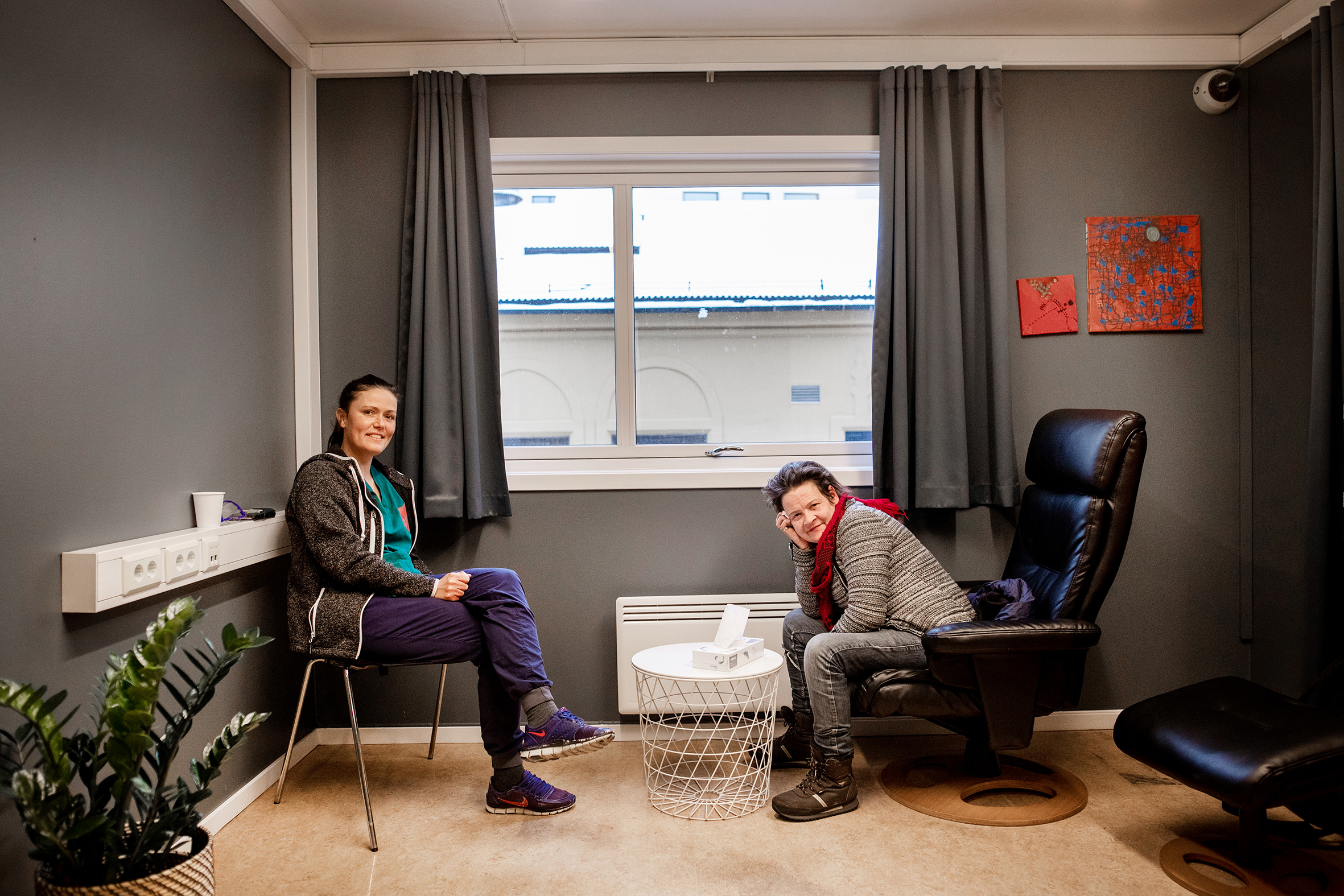 Heidi på samtalerommet på Feltpleien sammen med sykepleier Grete Ødegård.