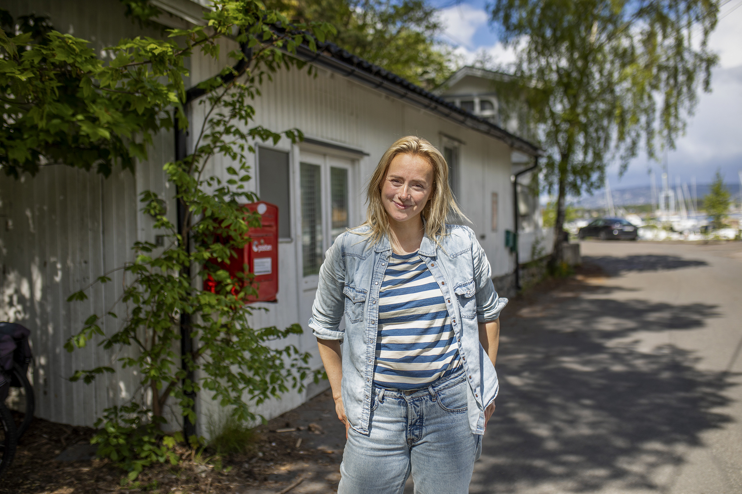 Helsesista i idylliske omgivelser på Ormøya i Oslo. Her kledd i jeans, stripete t-shirt og denimskjorte