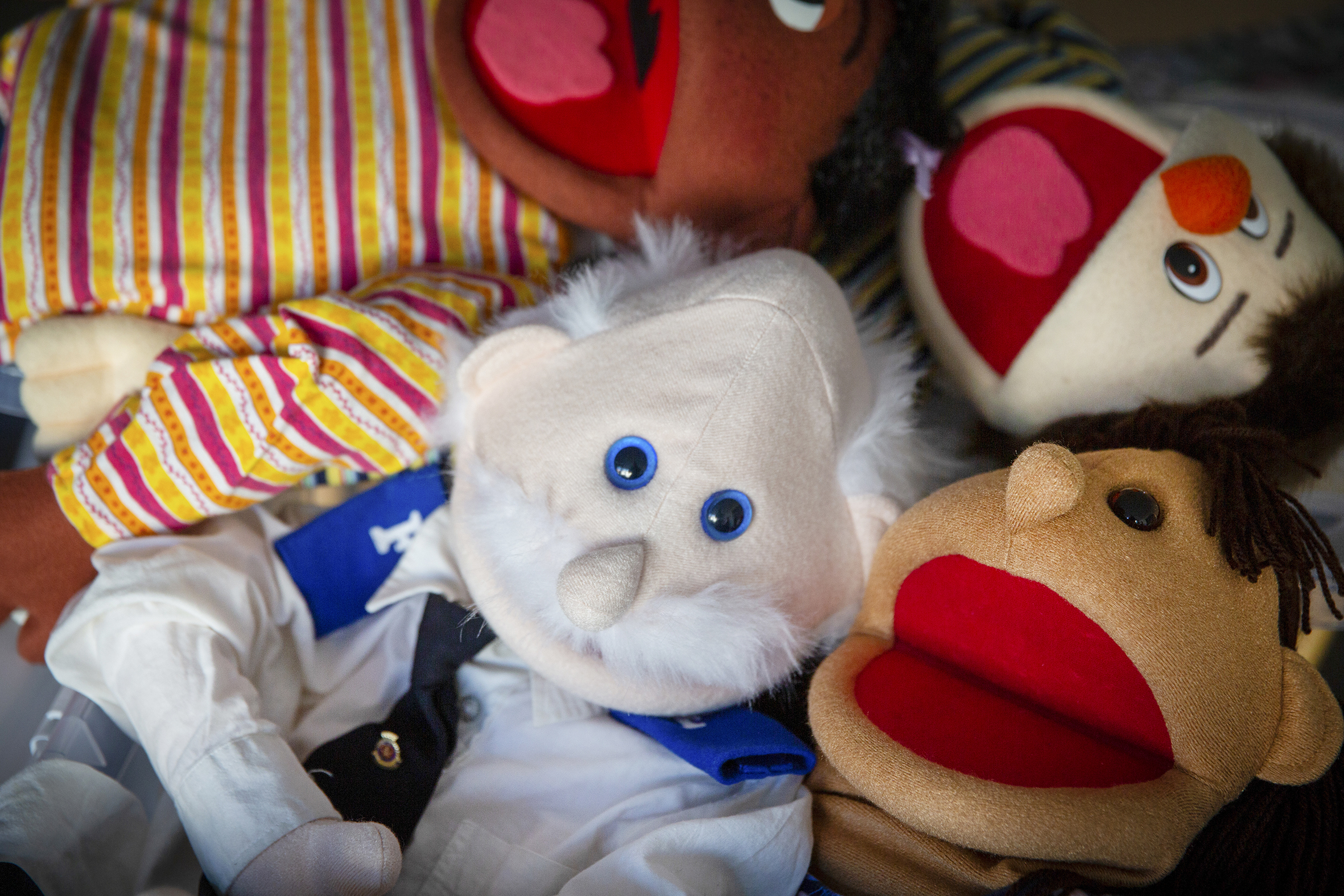 Dukker som Hilde bruker når hun spiller dukketeater (bilde t.h.) Hilde i Frelsesarme uniform med en av dukkene (bilde t.v.)