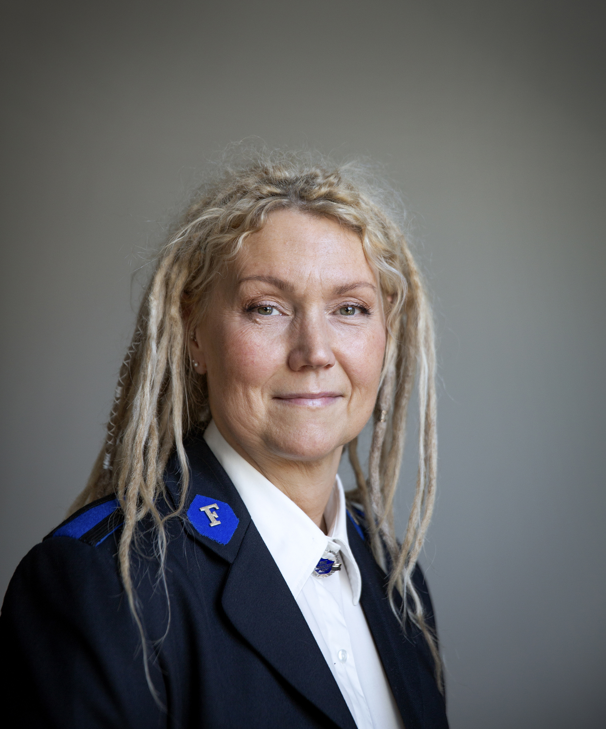 Hilde står ved siden av en utstilingsdukke på Fretex (Bilde t.v.) Hilde i Frelsesarme uniform og rasta frisyre (Bilde t.h.)