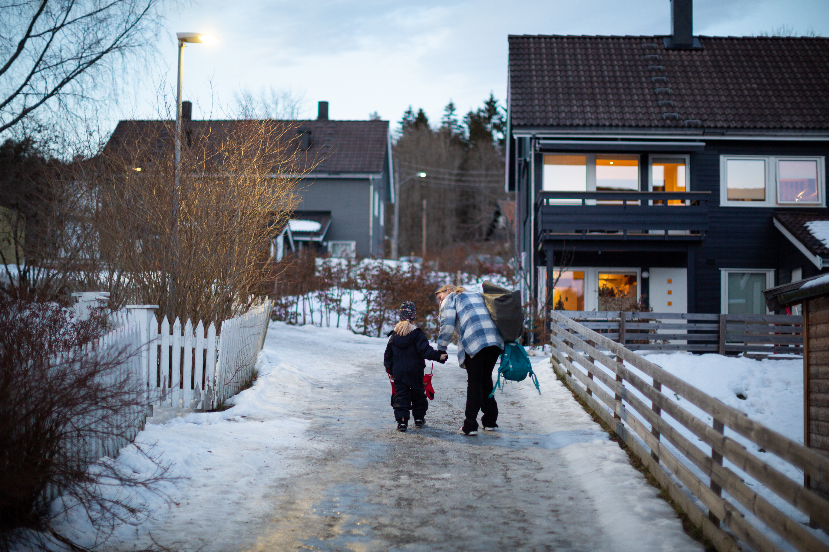 Johanna og Guri har blitt gode venner her går de på veien sammen.