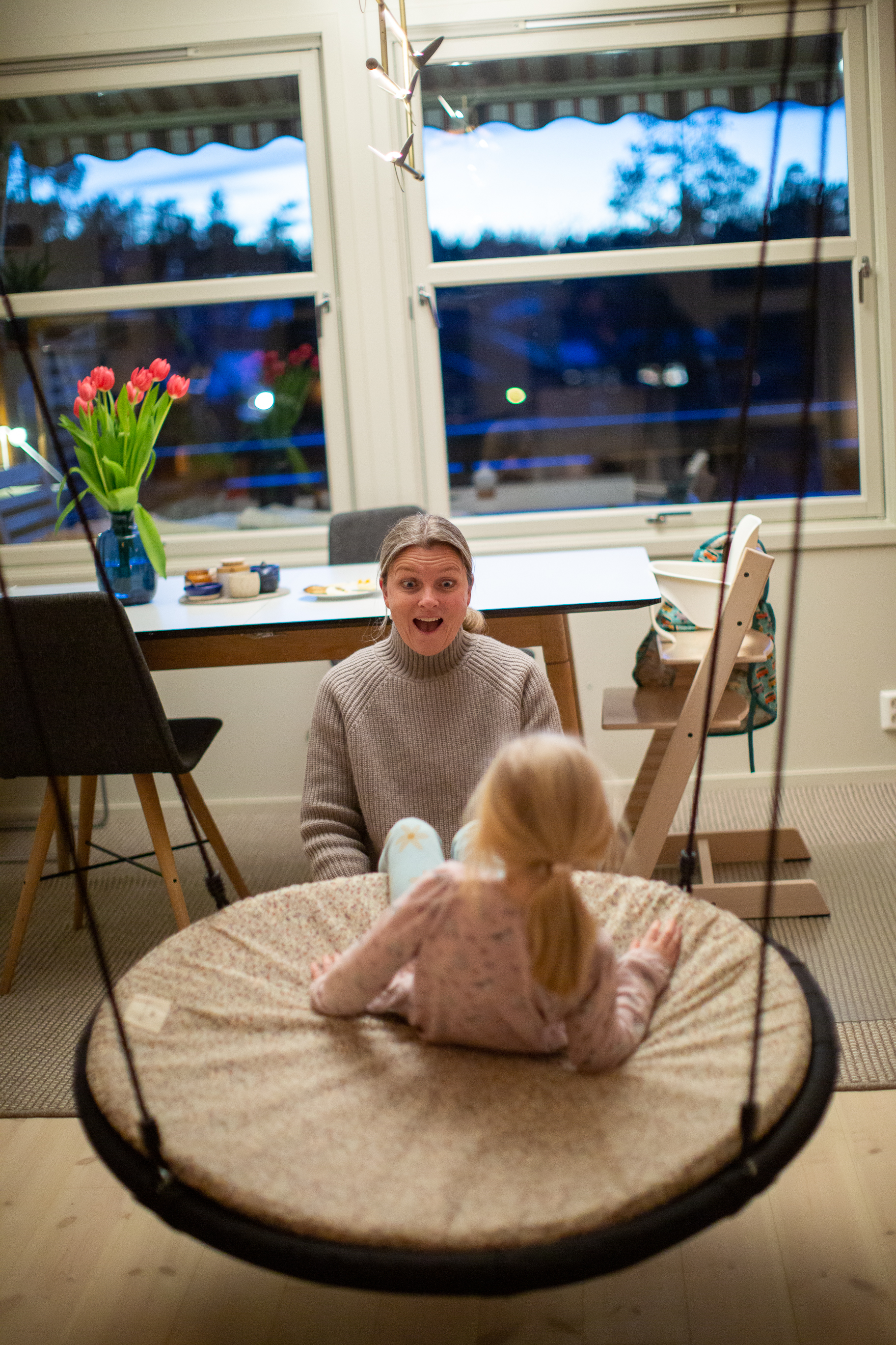 Familiekontakten Guri Hauso husker gir fart til femåringens husken som er inne i stuen.