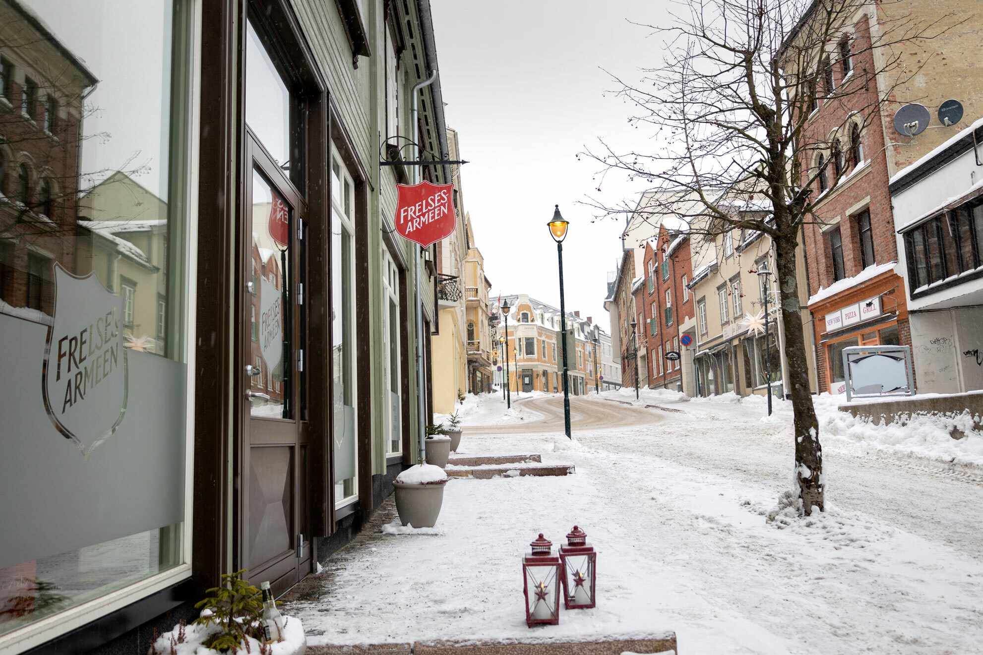 Foto: Frelsesarmeens lokaler midt i Hønefoss. Ute er det litt snø på bakken.