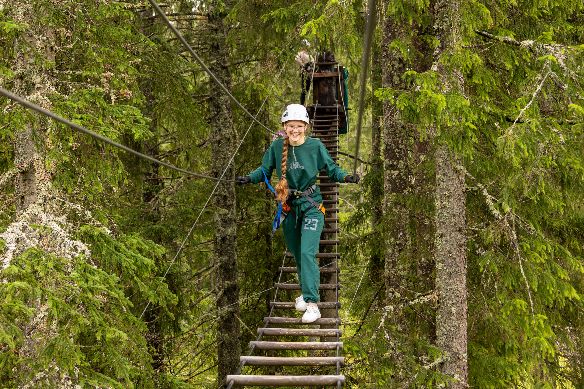 Fire foto etter hverandre ,som viser kvinne og mann på hver sine hinderløyper og et bilde til sist der de poserer sammen.