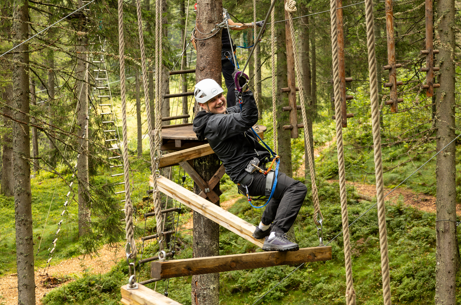 Fire foto etter hverandre ,som viser kvinne og mann på hver sine hinderløyper og et bilde til sist der de poserer sammen.