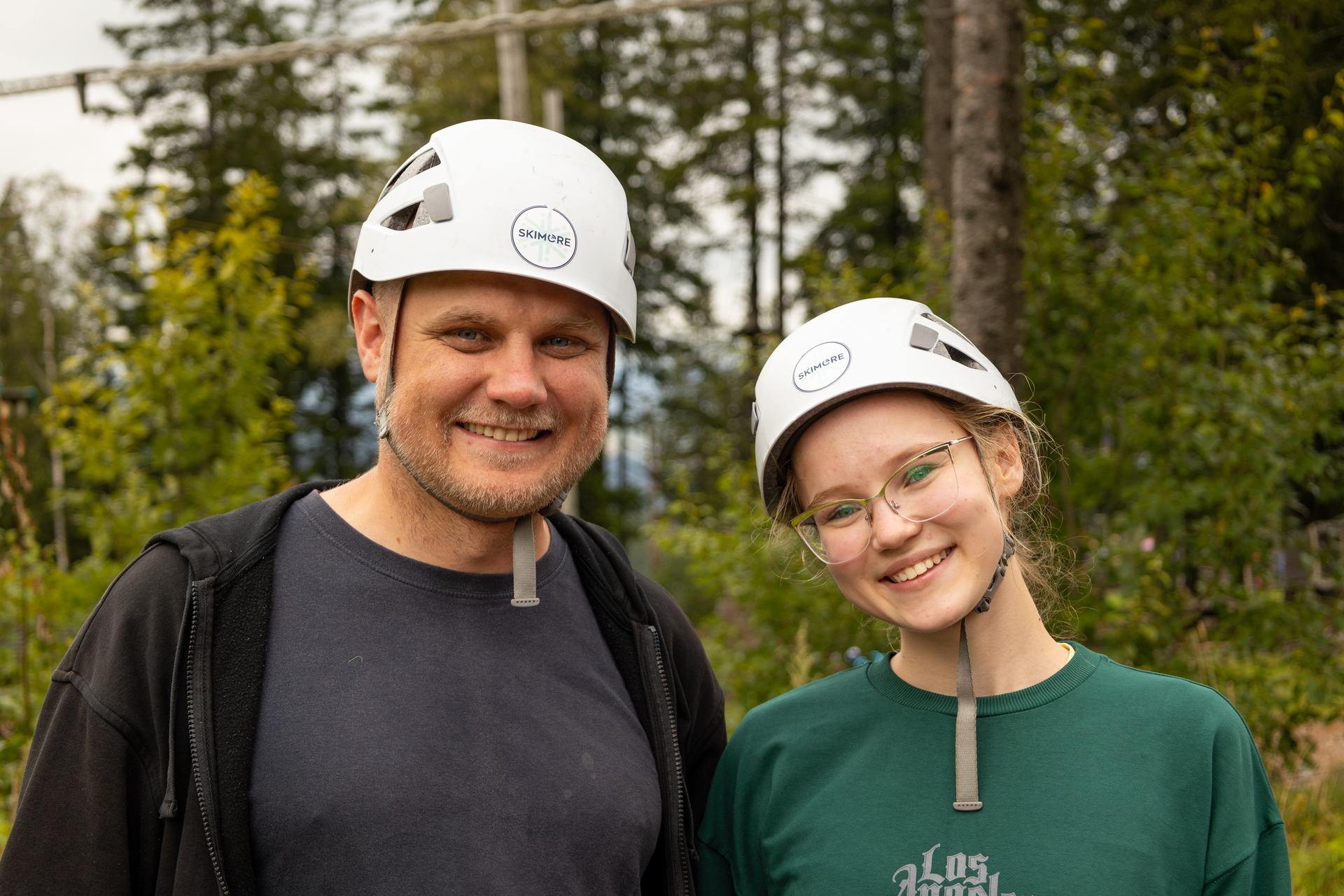 Fire foto etter hverandre ,som viser kvinne og mann på hver sine hinderløyper og et bilde til sist der de poserer sammen.
