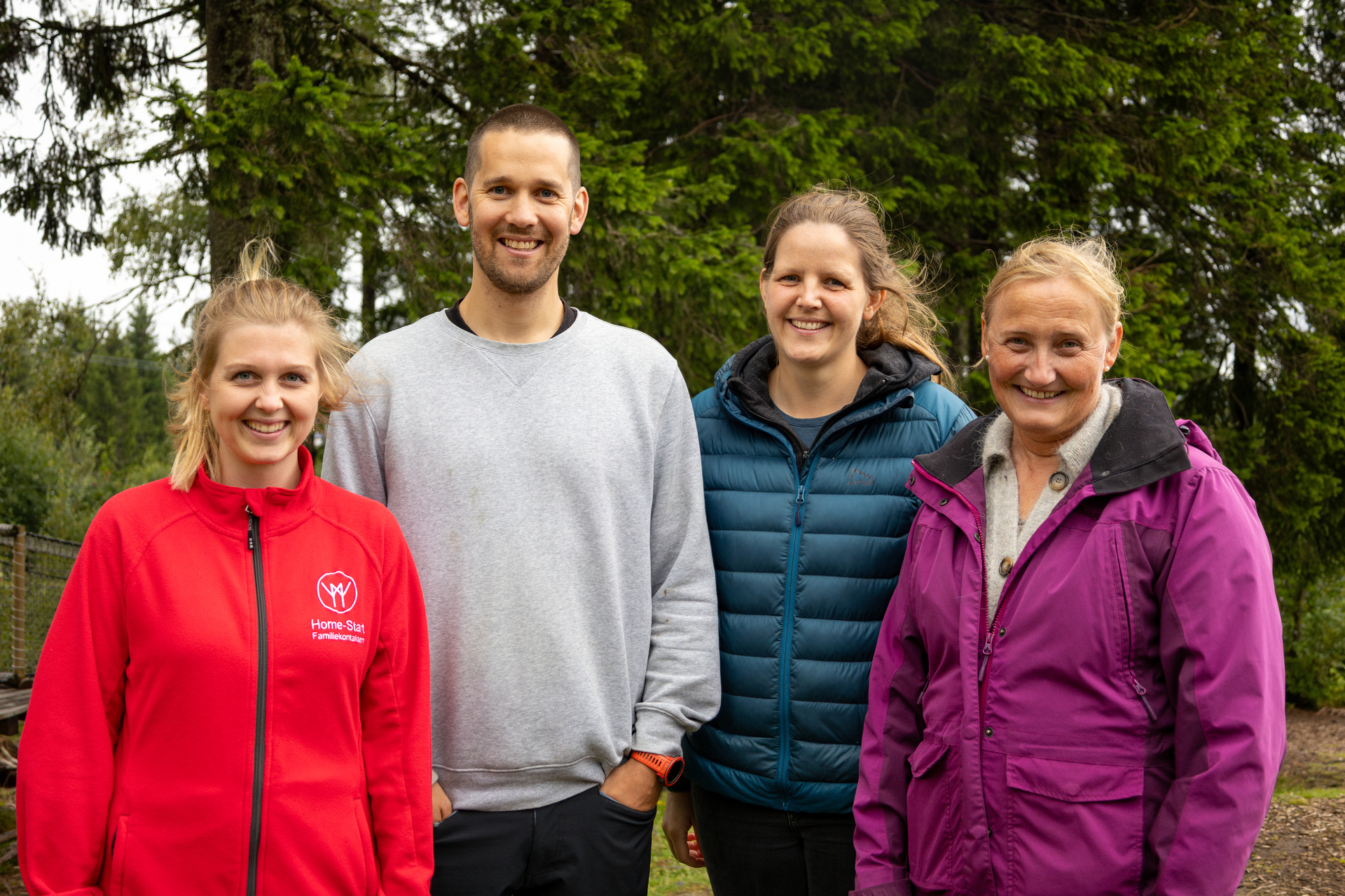 Foto: Tre kvinner og en mann står oppstilt ute i skogen.