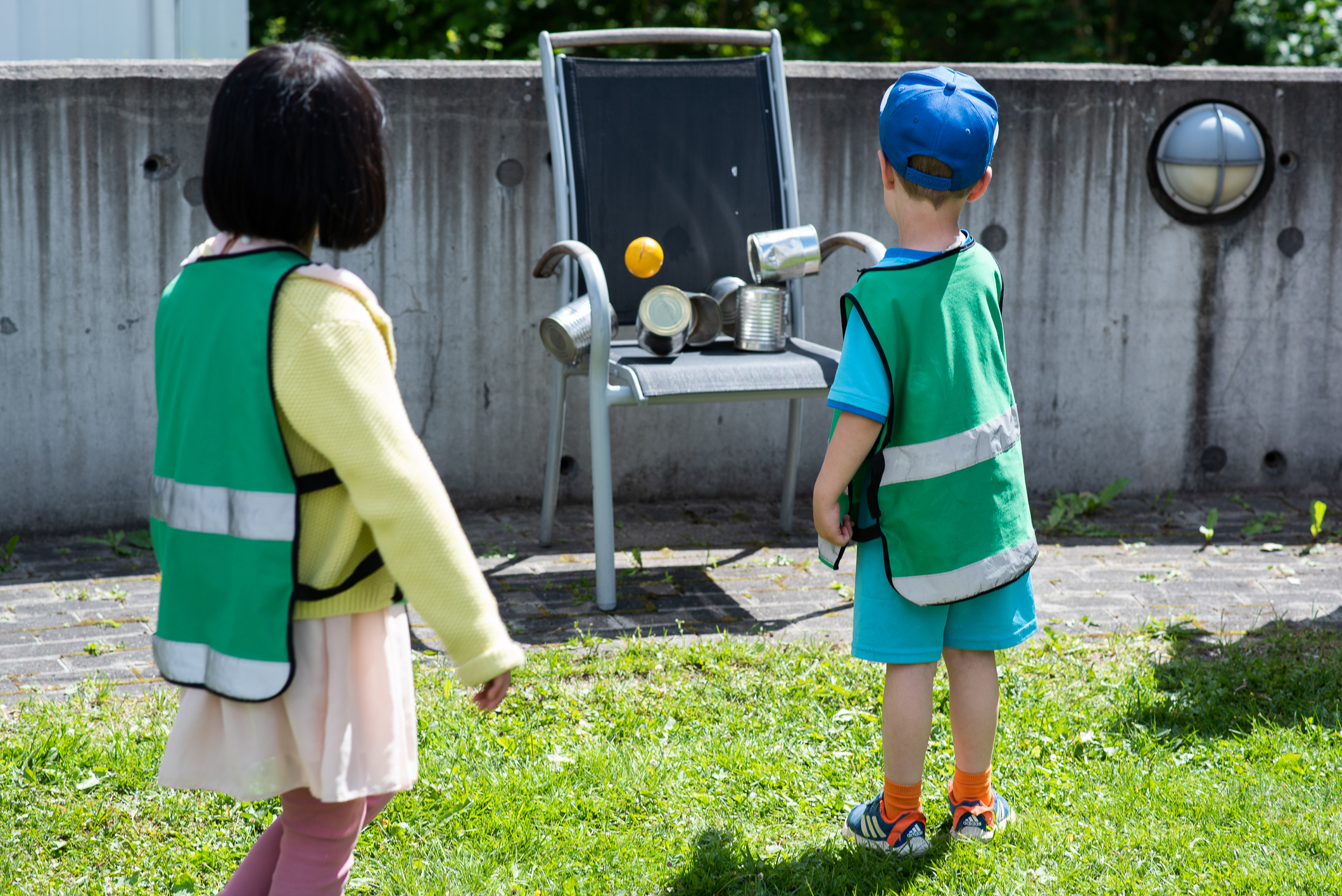 To barn leker ute i hagen