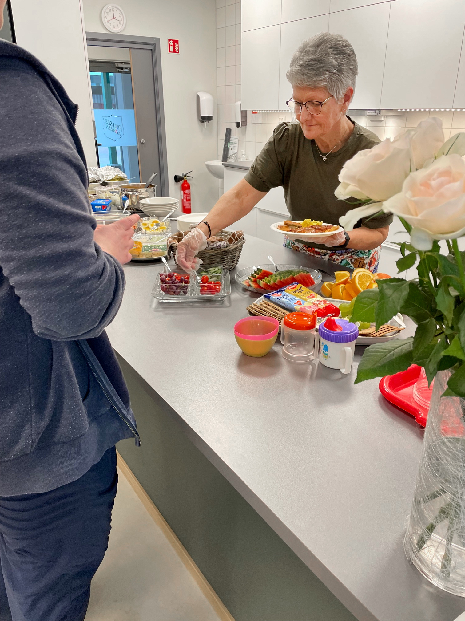 Aud Fuglerud som står på et kjøkken og ordner lunsj.