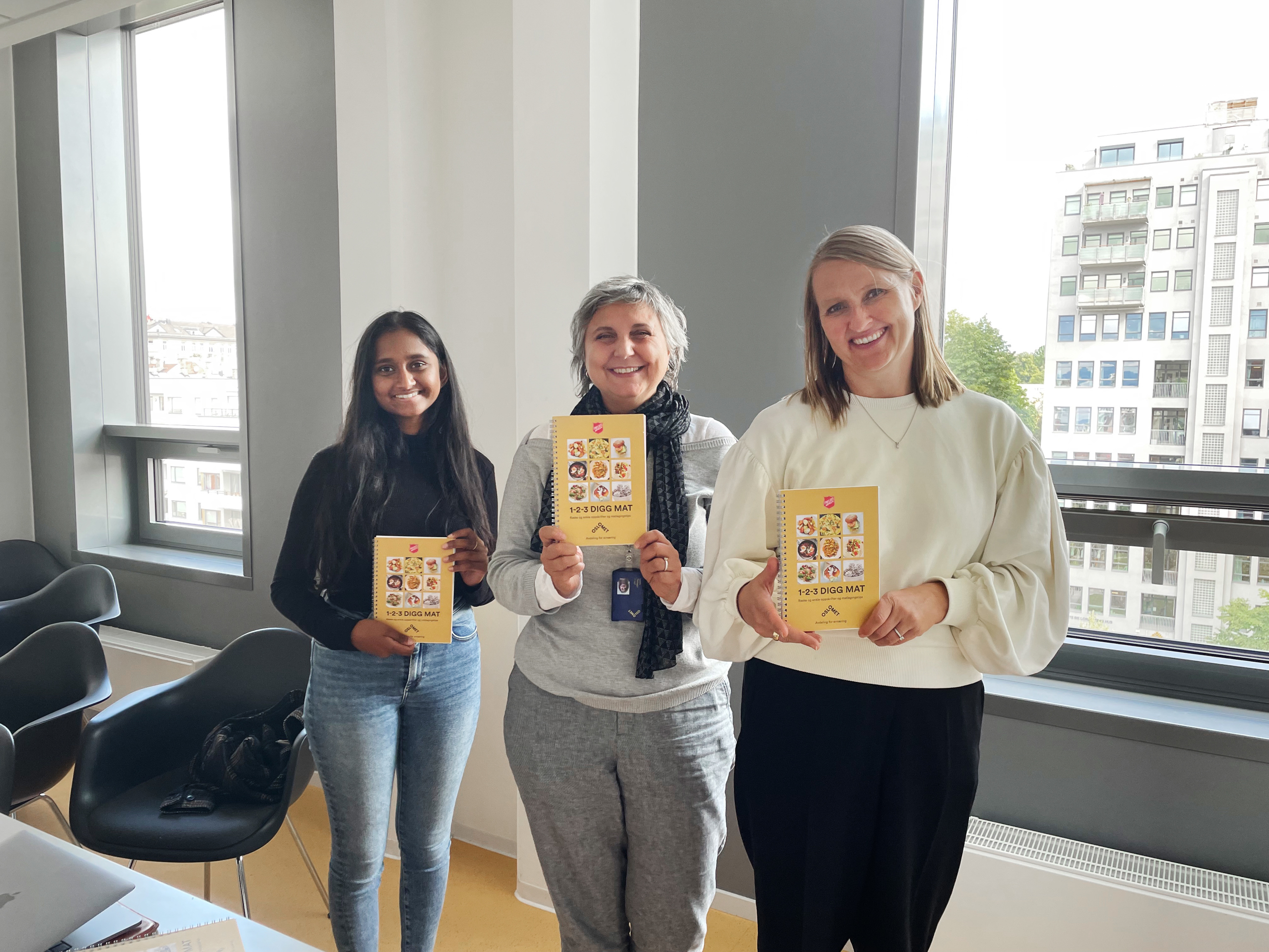 Studentene Siyamali Gananathan, Mika Alland og Erica Wie har jobbet dedikert med oppskriftsboka 1-2-3 Digg mat! som nå er ferdig.