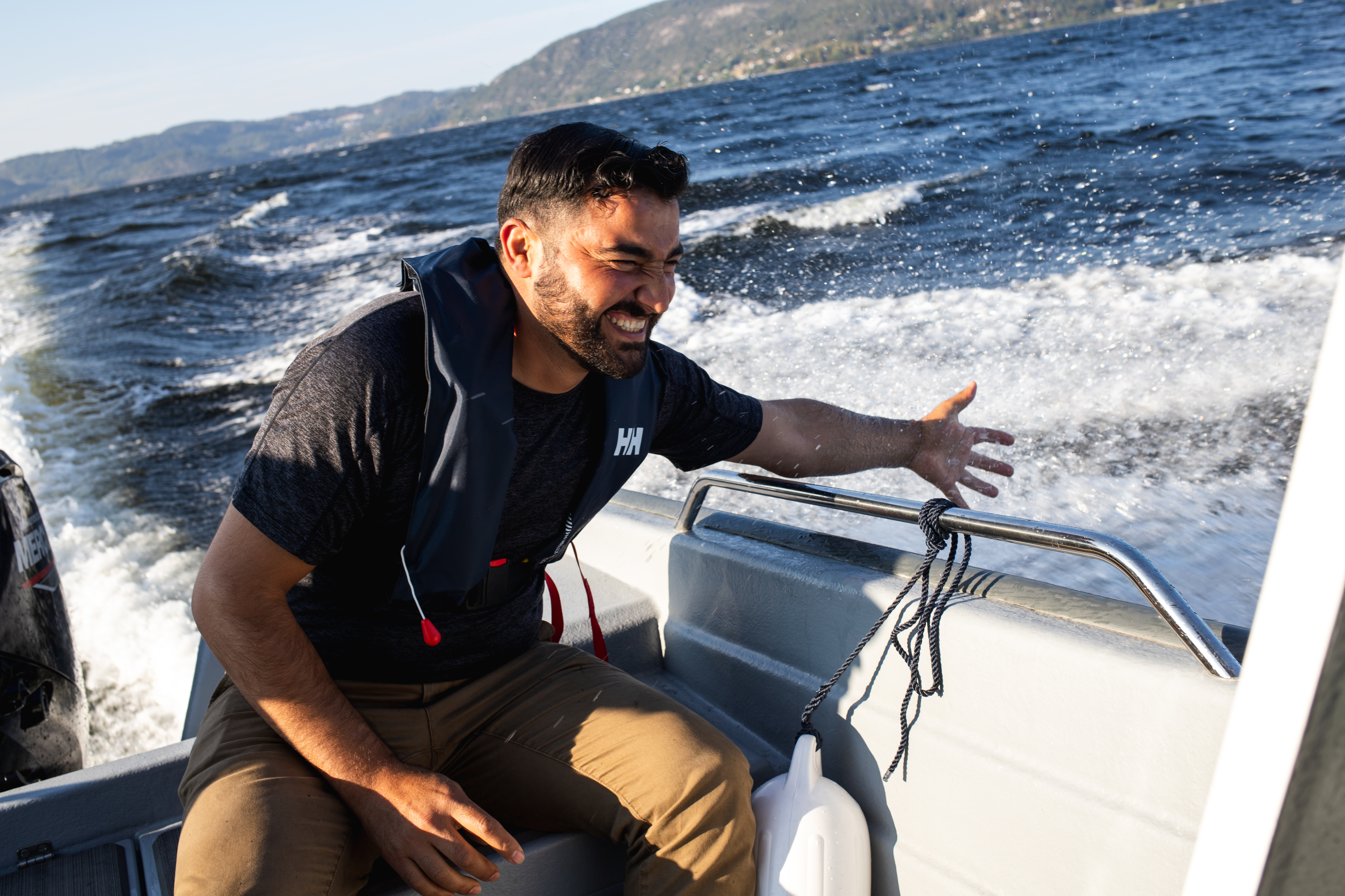 Deltagerne bader og kjører fort med båt