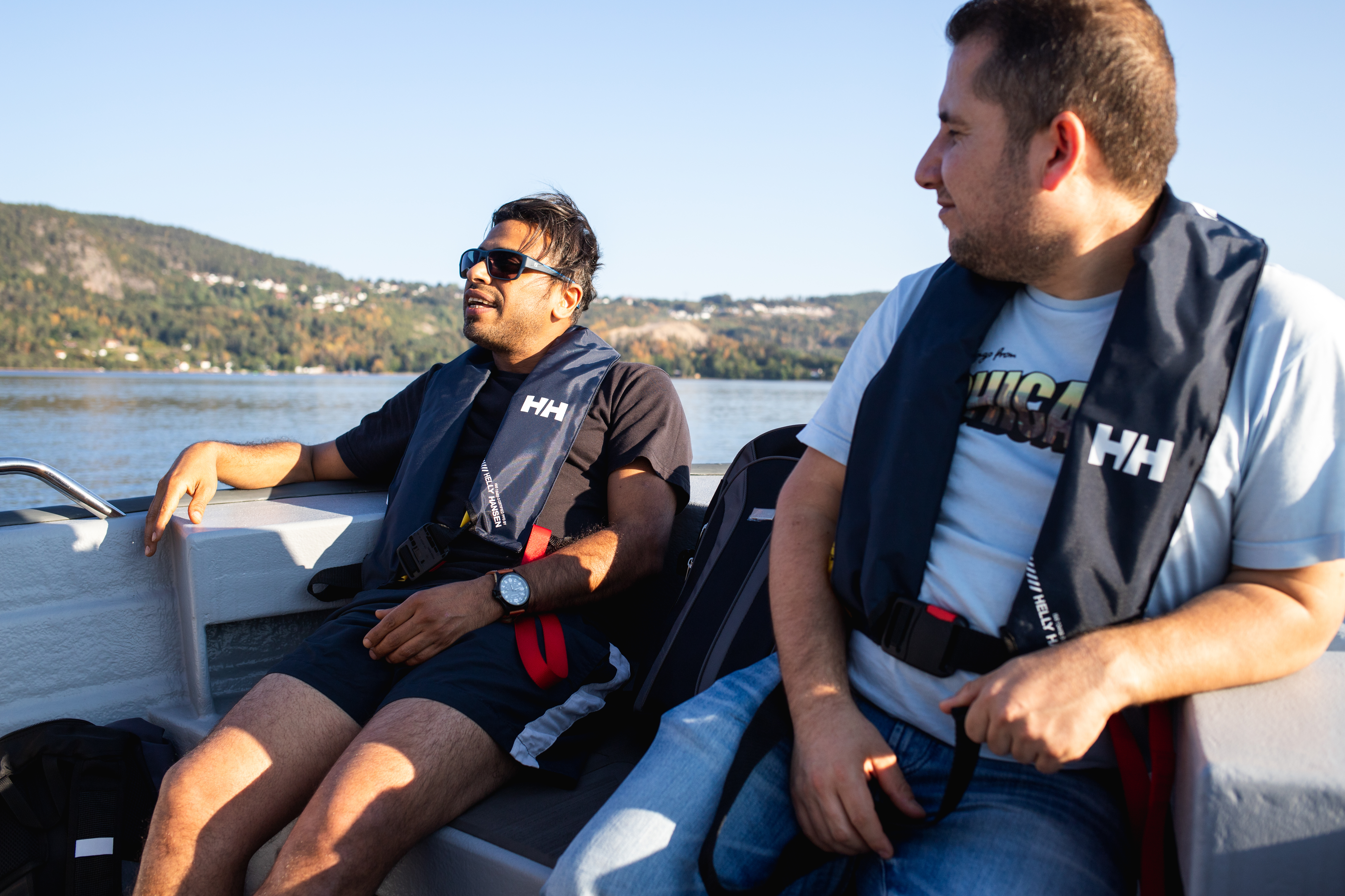 2 deltakere sitter i båten i solskinn