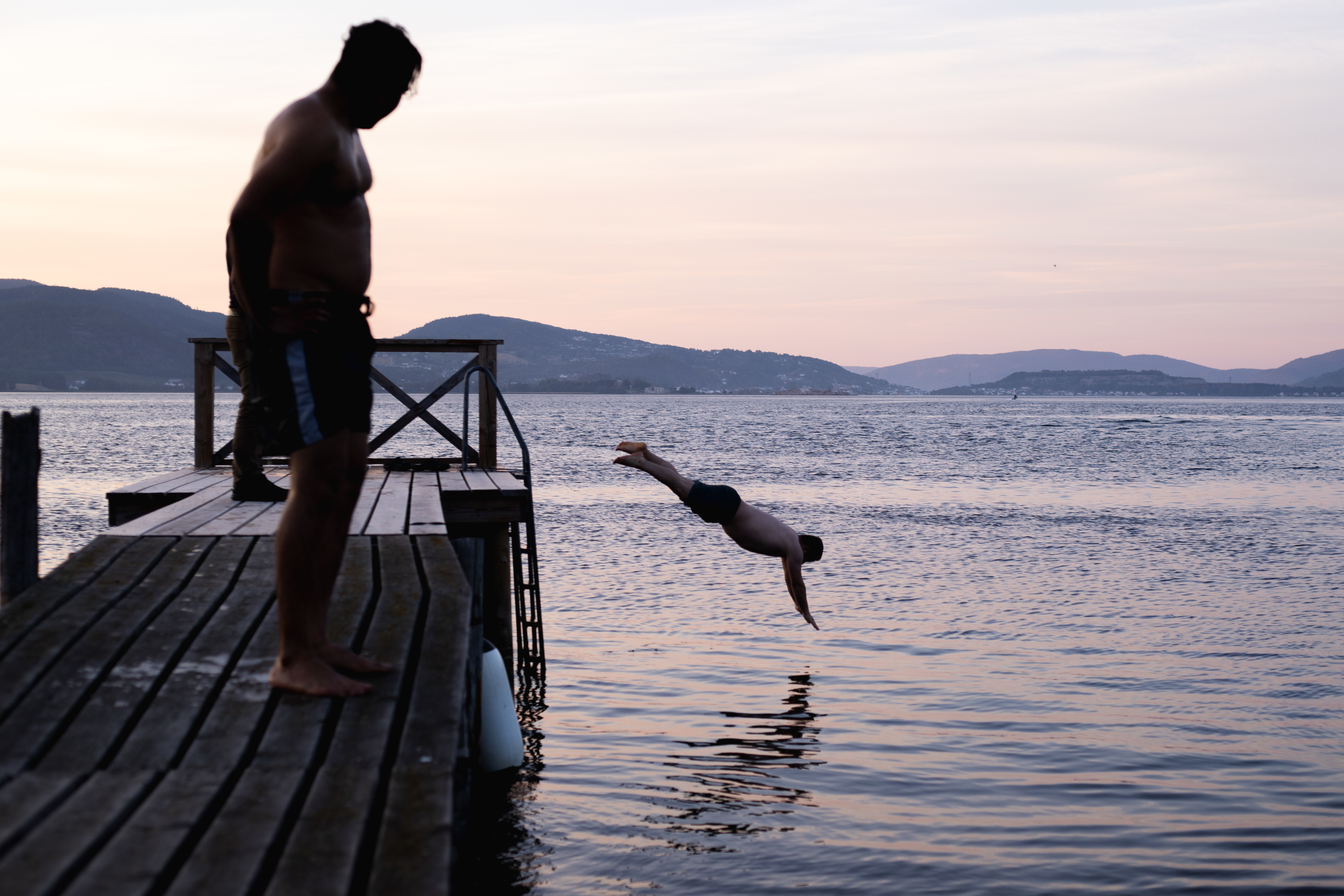 Deltagerne bader og kjører fort med båt