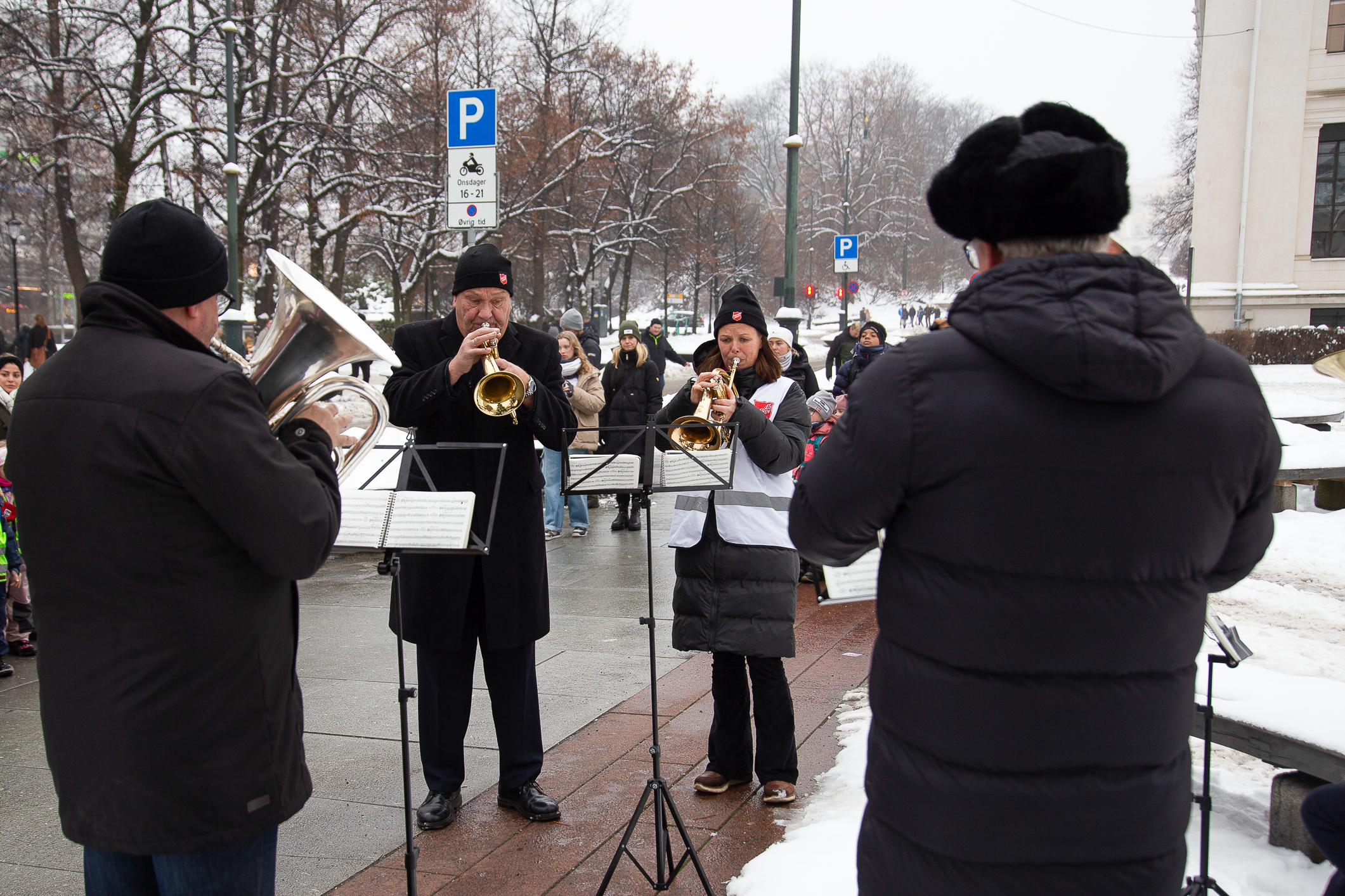 Fire musikanter står i ring og spiller.