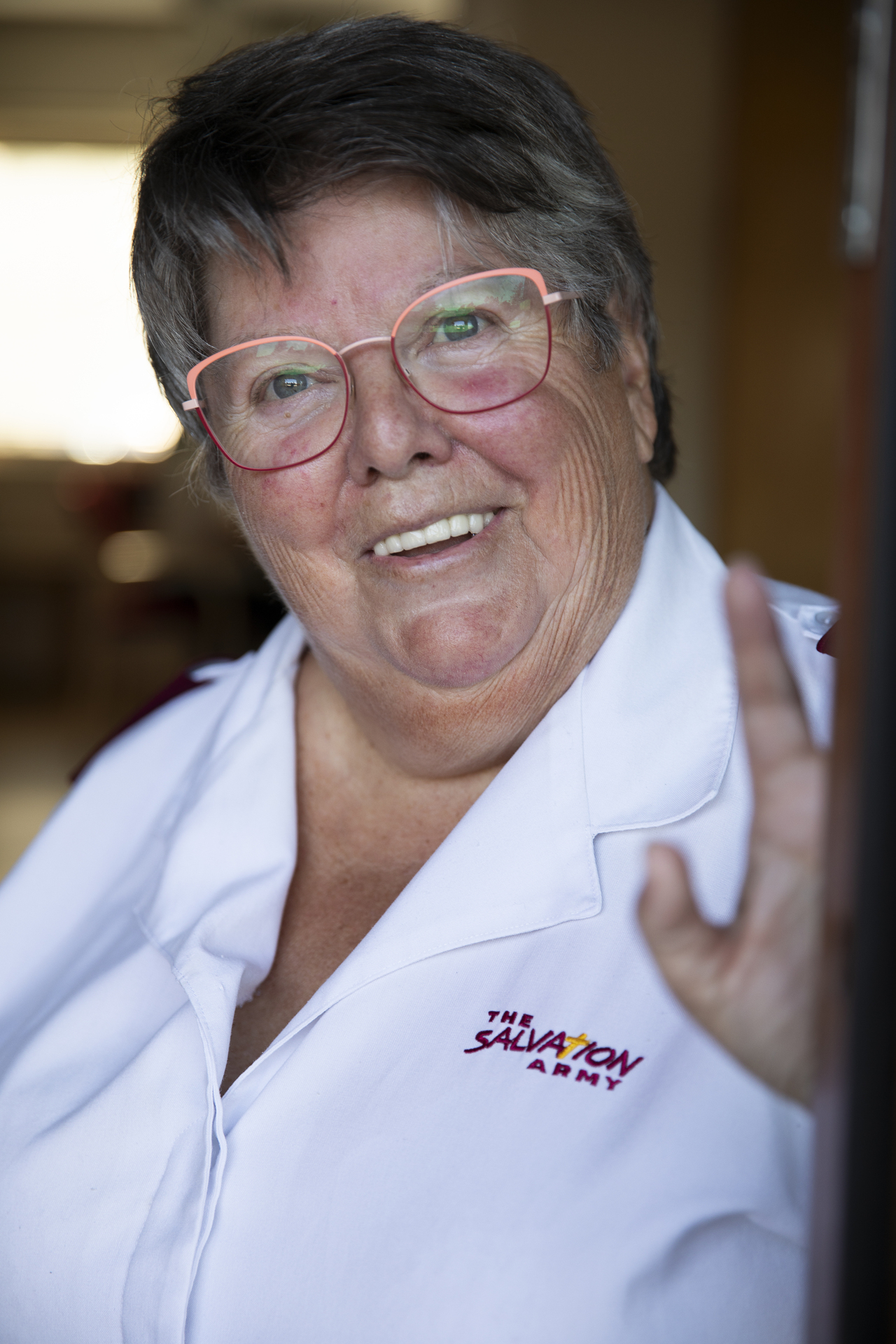 Eldre kvinne med Frelsesarmeens hvite uniformskjorte.