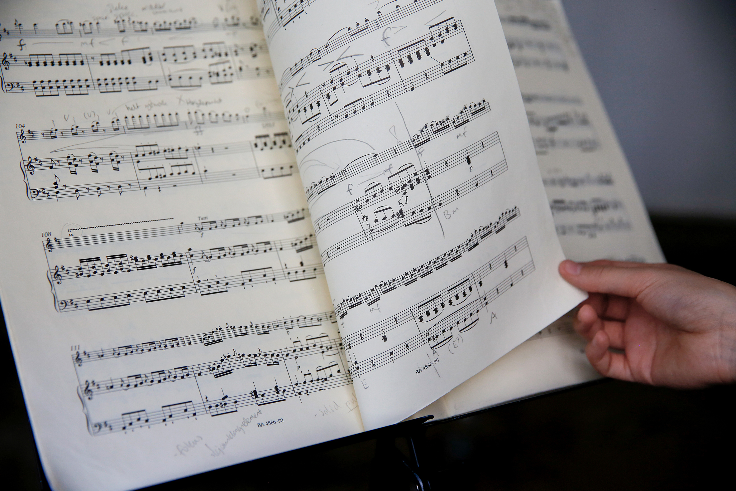 Ina spiller i orkesteret Ung Filharmoni (bilde t.v.) Bilde av Inas notehefte (bilde t.h.)