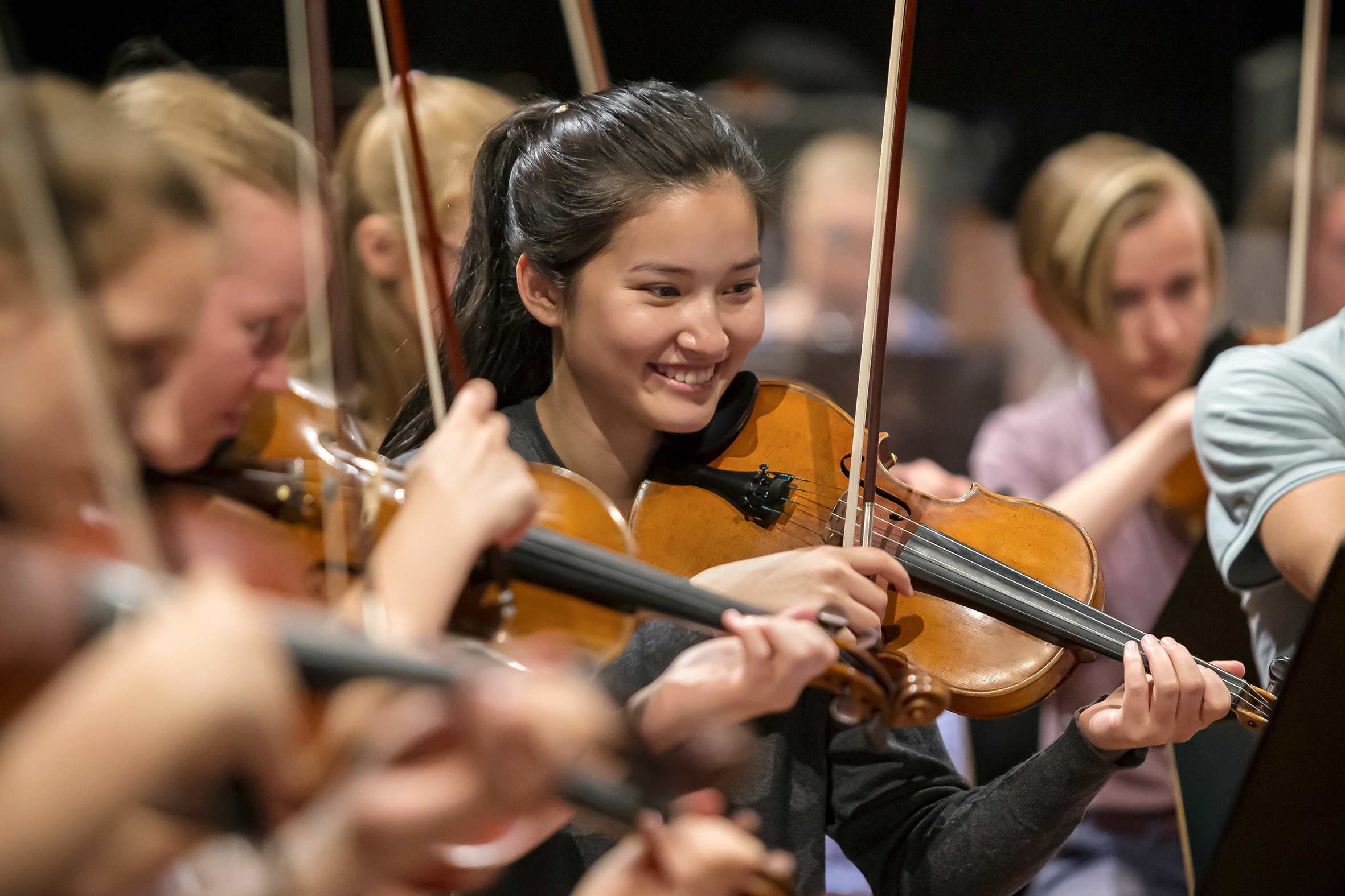 Ina spiller i orkesteret Ung Filharmoni (bilde t.v.) Bilde av Inas notehefte (bilde t.h.)