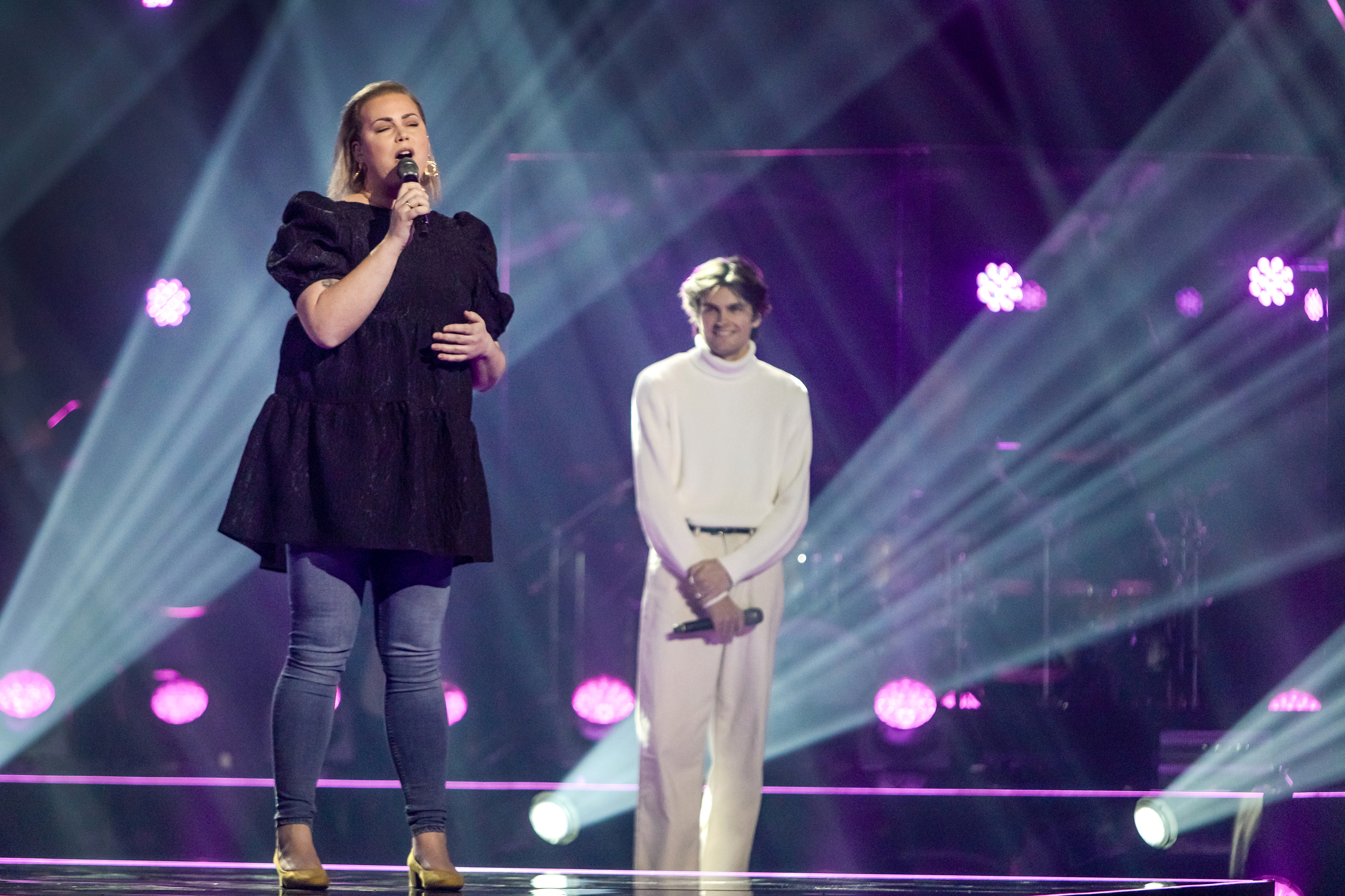 Her synger Ingebjørg på scenen fra The Voice