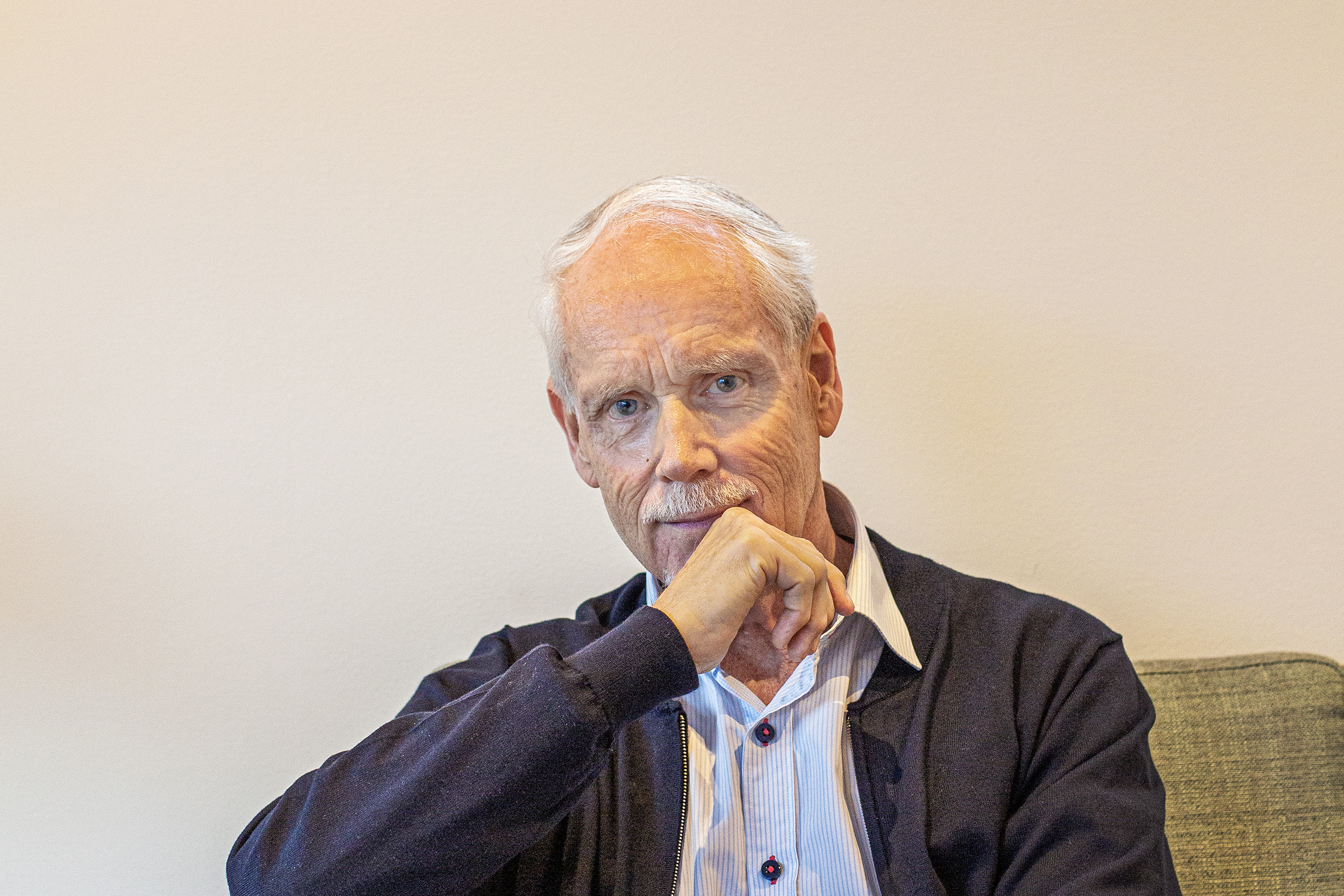 Ingvard Wilhelmsen ser rolig inn i kamera