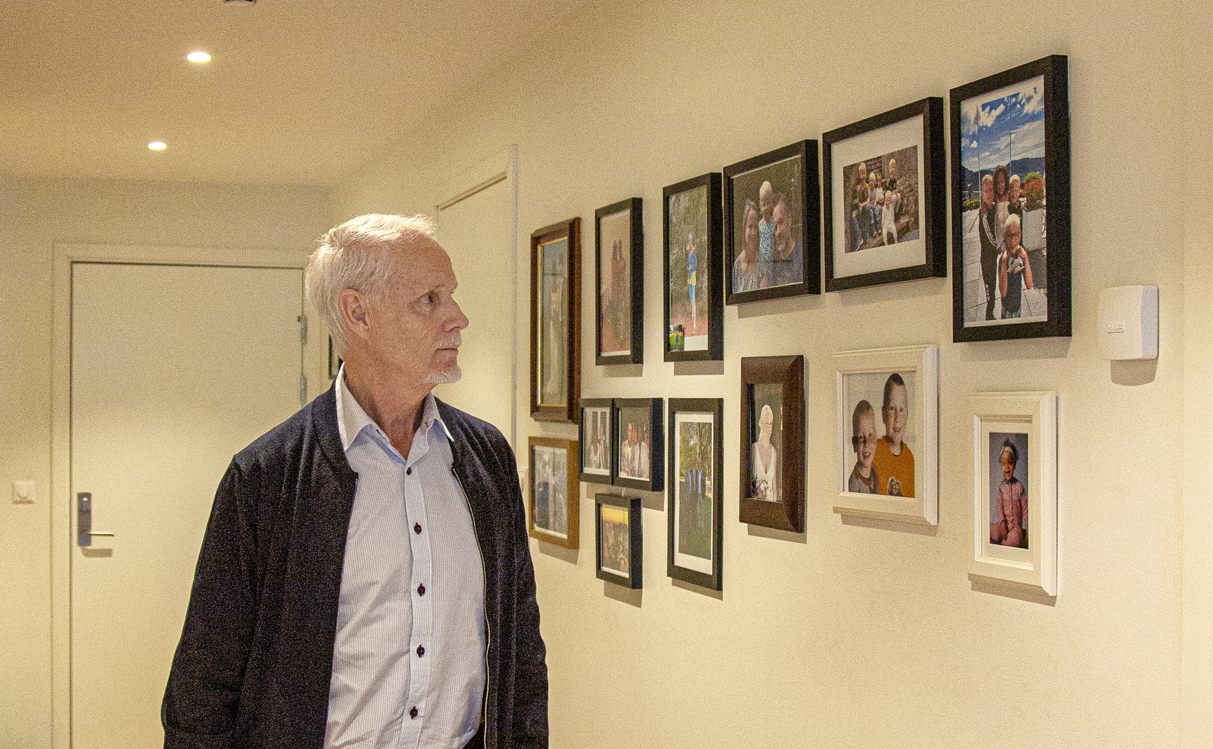 På veggen i gangen henger bildene av Ingvards nære og kjære – kone, barn, barnebarn og søsken. Han har også opplevd å miste noen han var glad i.